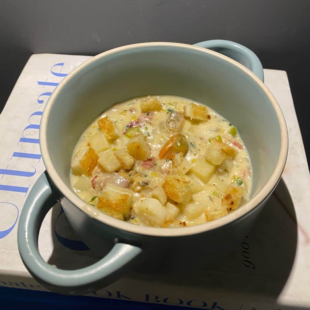 ユリ さんのインスタグラム写真 - (ユリ Instagram)「쌀쌀한 바람부는 오늘같은 날엔 크램차우더 스프Clam chowder 🍽 🥖조개 관자 감자 콘 듬뿍  직접우린 조개육수에 청양고추 팍팍 넣고, Lemon zest 상큼하게 추가  #clamchowder #유리한요리」4月12日 19時32分 - yulyulk