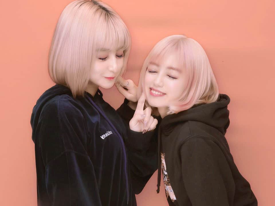 吉田有里のインスタグラム：「芹亜ちゃん ver. Pink hair 🎀﻿ 年末の芹亜ちゃんはライトニングさん並みに綺麗なハイトーンピンクでした。﻿期間限定。 超可愛かったです！！！﻿ ハイトーン2人組でした。目立つ。﻿ ﻿ 芹亜ちゃんがツイッターで言ってた﻿ 「この2人組みたいな写真撮りたい！」というイラストを参考にしたの！楽しいね！﻿ ﻿ 連絡不精な私ですが、﻿ マメに連絡をくれる、優しくてノリのいい子です。﻿ マイペースな私に付き合ってくれてありがと🥺﻿💜 ﻿ ちなみにこの私は、グレーのカラコンを入れている！﻿ ﻿ (1枚目目瞑ってるやん) ﻿ #深川芹亜 ちゃん #せりぴ  #ハイトーン #金髪 #ピンクヘアー」