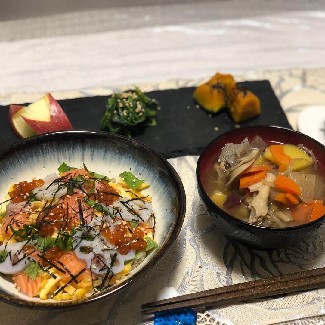 宇田恵菜さんのインスタグラム写真 - (宇田恵菜Instagram)「Let’s cook‼️‼️‼️✨check out #enas_recipe  皆これを機に料理にチャレンジしてみよー😆 私は普段から料理が好きで、#恵菜ご飯　をみてもらうと、色んな料理にチャレンジしまくってるのですが、やぱ自分が作ると、かなーり 美味しいよね💓 ネットで検索したらレシピはどこでも拾えるし、これを機に普段はやらないような難しい料理にも挑戦してみよー🌟  もちろん聞いてくれたら素人の私でも作れるレシピ教えれるよー👩🏻‍🍳 ---------------------------------- #cooking #homemade #手作り  #ワンプレート #料理女子 #料理好き #ハウスパーティー　#おうち時間 #ひとりご飯　#恵菜ご飯」4月12日 19時44分 - ena2727