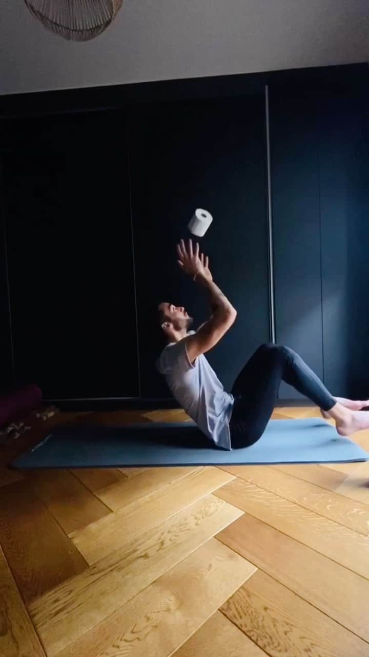 NICOLAS SIMOESのインスタグラム：「• 9 exercices - 20 repetitions each - 4 rounds!  As quick as you can once a week. Toilet paper was still for the fun 😎」