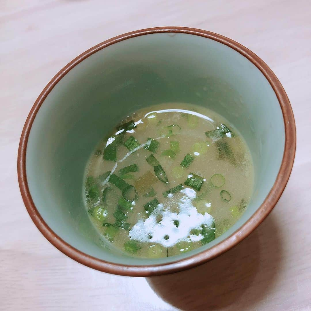 福山恵梨さんのインスタグラム写真 - (福山恵梨Instagram)「先日華味鳥の水炊きセットを頂きました❤️ なかなか外に食べに行けない今、お家でこんなに美味しい水炊き食べれるなんて幸せ🥺 最初から最後までずっと美味しい🤤 みなさんもお家ご飯楽しみましょう🏠❣️ #華味 鳥 #水炊き #美味しい #お家ごはん #コロナに負けるな！」4月12日 19時49分 - erigolferi