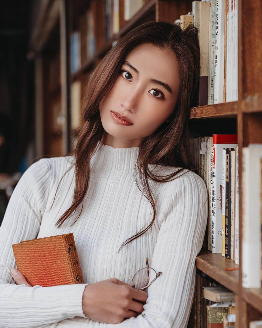 白雪のインスタグラム：「I only have travel guides and language textbooks now🤭 If I read something new I want to lean about the KonMari method @mariekondo Because I like to decluttering! What genre do you like to read? Non-fiction, Cook, Comic, Novels or Essay? 👩🏻‍🏫📚 . . . 最近は旅行本か語学系の本しか持ってない！使わない物を溜め込むのが苦手で定期的に断捨離をするのですが、今新しく何かを読んで学べるなら私は @mariekondo さんの”KonMari method”が良いなぁと気になってます。  みんなはどんなジャンルの本を読むのが好きですか？私はノンフィクション！  Photo : @elliephoto__」