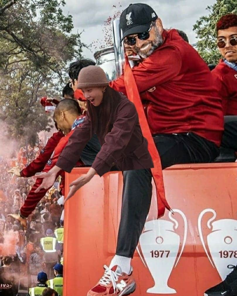 イ・シヨンさんのインスタグラム写真 - (イ・シヨンInstagram)「저기 HOXY 축구 좋아하뉘?⚽️ 유럽간김에 절친 클롭감독 만나구왔어.치맥을 알려줬는데 너무너무 좋아하시지뭐야?😆😎🙈 저번 발롱도르때도 함께해서 절친이되었는데 오랜만에 보니 좀 쑥쓰러웠지만 치맥으로 다시 하나되었지🍗🍺 차 한잔하자고 해서 잠깐 갔는데 마침 반다이크도 딱 같이 있지뭐야?내친김에 집에 가서 홈트 해주고 티셔츠 교환하구 왔어🙋‍♀️ 마지막사진은 챔스우승때 함께한 사진📸 다시보니 추억돋네ㅎㅎ  다들잘있지?곧 보자!👋❣ #wheredoyouwannago_challenge  #어디갈래_챌린지  #ynwa #리버풀 #망상증」4月12日 19時50分 - leesiyoung38