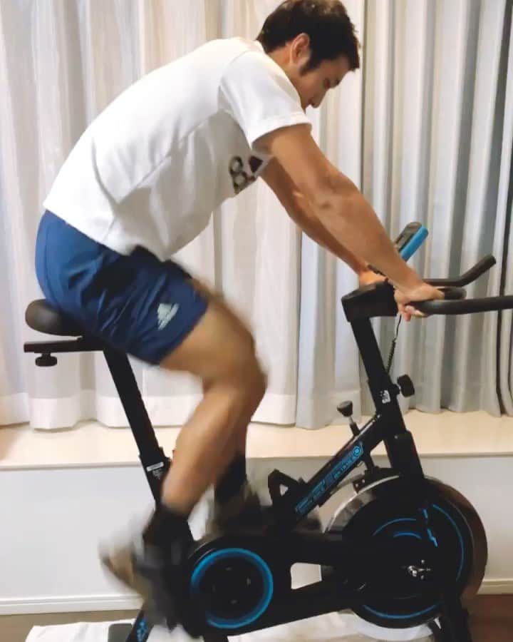 のインスタグラム：「お家自転車トレーニング🚴‍♂️ @atptour  #気分はツールドフランス  #自転車トレーニング  #エアロバイク  #お家トレーニング  #インターバル  #プロテニスプレイヤー  #内山靖崇  #アスリート #hometeam #tennisathome」