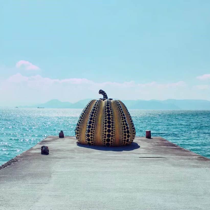 渡辺梨夏子のインスタグラム：「いつかの写真で、旅をする〜🚲 サイクリングしながら島のアートを巡って...天気も良かったから、深呼吸したくなる瞬間がたくさん。またいつか、行きたい場所のひとつです☺️🍃 #直島#直島アート#地中美術館  #香川#瀬戸内#草間彌生#南瓜 #naoshima #あの日」