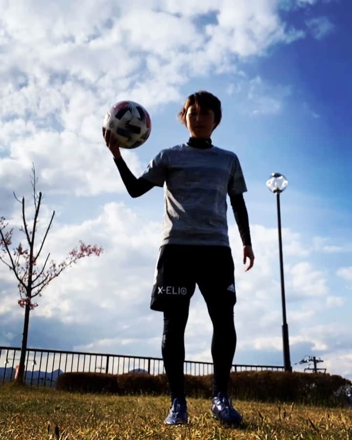 隅田凜のインスタグラム：「⚽️ 1人が好きだけどここまで誰にも会えないと寂しい😔 今流行りのやつやってみました。 #ボールは見ちゃいけないよ #小野伸二チャレンジ」