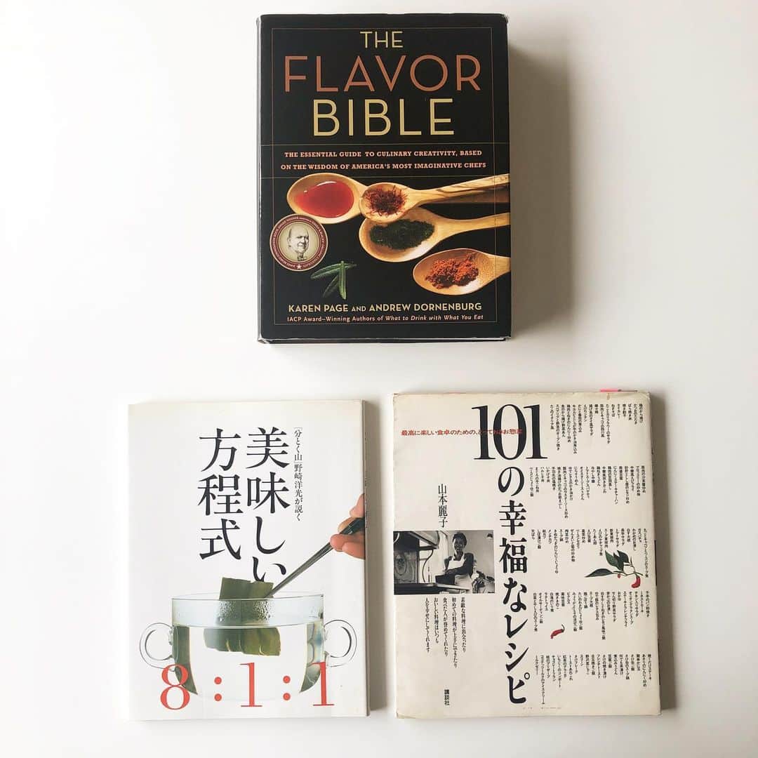 小堀紀代美さんのインスタグラム写真 - (小堀紀代美Instagram)「「私の好きな料理本リレー」　 #料理本リレー  ということで、好きな本3冊をご紹介させていただきます。（※長文です）  西荻窪で「364」という素敵なお店を営み、料理本のスタイリストさんの駒井京子さん　@coma_kyo からバトンを受け取りましたー。（駒井さんがインスタにアップしている　日々の食と道具の話　が素敵です♡） 3冊に絞るなんて無理〜！というお題なのですが、、、。選んでみました。  仕事として料理を始めたのは、人生の後半戦40歳を過ぎてからです。  作るのも食べるのも大好きで、料理本を買うのがもっと大好き！という私でした。  18歳から1人暮らし、必然的に自炊を。 20代半ば過ぎからは、毎日毎日家族とのごはんを作る日がきます。  料理を習うわけでもなく、自己流ごはんの日々。そんな時に影響を受けた2冊の本です（本当はもっとあります！！） 前置きが長くなりましたが、 : 【1】 分けとく山の野崎さんの「美味しい方程式」（文化出版局）数字で覚えるのが目から鱗！楽しい！  基本のことを知ると、「あ、もう少しお醤油減らしたいな」「もうちょっと酸っぱいのが好きかも」と自分の好みを知ることができたり。  また、知ることが楽しいから、読んでそのまま作ってみる。出来るとうれしい！ 「おいしい」って言ってもらえると、料理するのがより楽しい！と、自分自身を育てる要素になった本です。  分けとく山で実際のお料理をいただき、その後はお弟子さんの末冨さんのお料理を長年いただくと、合わせて私の和食の勉強になりました。 :【2】 山本麗子さんの「101の幸福レシピ」（講談社）は、読むのも楽しく作るとおいしく。普段のごはんに大活躍！ 友人に会うたびにプレゼント❗️と押し付けた1冊です。  そして、友達みんなが片っ端から作ったりして。  まだ携帯電話はそれほど普及されてないから、家の電話で1時間くらいお互いに料理本見ながら「何ページの〇〇○作った？おいしよー」とか、おしゃべりしたり、そんなのも楽しく。 。。 「芝麻醬」がなんなのかも知らず、デパ地下で見つけられずに、聞いて買ったり。初めての香港旅行では、掲載されていたお店に行ってみたり（福臨門酒家がそれほどに高級とも知らずに😅） 20代の私の料理熱を上げてくれた本です。まだまだたくさんあります！影響を受けたり、今見て楽しい本！が。 :【3】 そして今、私が料理を考える時に欠かせない本が「THE FLAVOR BIBLE」です。アルファベット順に素材が並び、その食材に合うものが単語で羅列されています。それをなぞりながら、食材をパズルのように組み合わせで想像します。そして、どんな料理にするか、調理法や味付けを考えて組み立てていく。楽しい作業になる本です。 :【4】手前味噌枠ということで、、、 『予約のとれない料理教室　ライクライクキッチン「おいしい！」の作り方』小堀紀代美（主婦の友社）  料理教室でお伝えしてきた６年分のメニューを1冊にまとめる機会をいただきました。  カフェ時代のものは数えきれないくらい、その他のものも試作、レッスンを通して繰り返し繰り返し何十回も作ってきたものばかりです。教室をお休みしている今、お手に取っていただける機会がありましたら幸いです。  #料理本リレー　（←これ、そのものが読みもののようで楽しいです！） バトンは、 追求心が深く美しい世界観に惹かれちゃう　料理家の内田真美さん @muccida  もの選びのセンスがとっても好みの　ライターの藤井志織さん　@fujiishiori1979  へ。  @ryourinohon （主婦と生活社／ 料理編集部）」4月12日 20時02分 - likelikekitchen