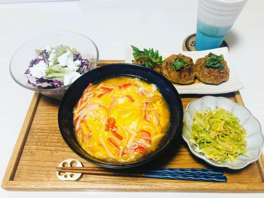 杜このみのインスタグラム：「今日の我が家の夜ご飯は、 #天津飯 #豚ひき肉つくね #キャベツのごま和え #マスカットと紫キャベツのカッテージチーズサラダ 天津飯は本当はグリーンピースを入れると綺麗なのですが…グリーンピースはあまり好きじゃないので入れずに…😋 いつも4日分のレシピを考えて、 スーパーに買出しに行っています！」