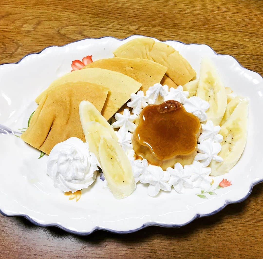 吉田ヒトシのインスタグラム：「皆さん、いかがお過ごしですか？  今日は子どもたちのリクエスト、プリンアラモード＆パンケーキ作りました。 イチゴがあると良かったかな。 でも楽しく食べてくれました😊  #おうちカフェ  #おうちですごそう  #コロナに負けるな  #吉田ヒトシ #不安を和らげる」