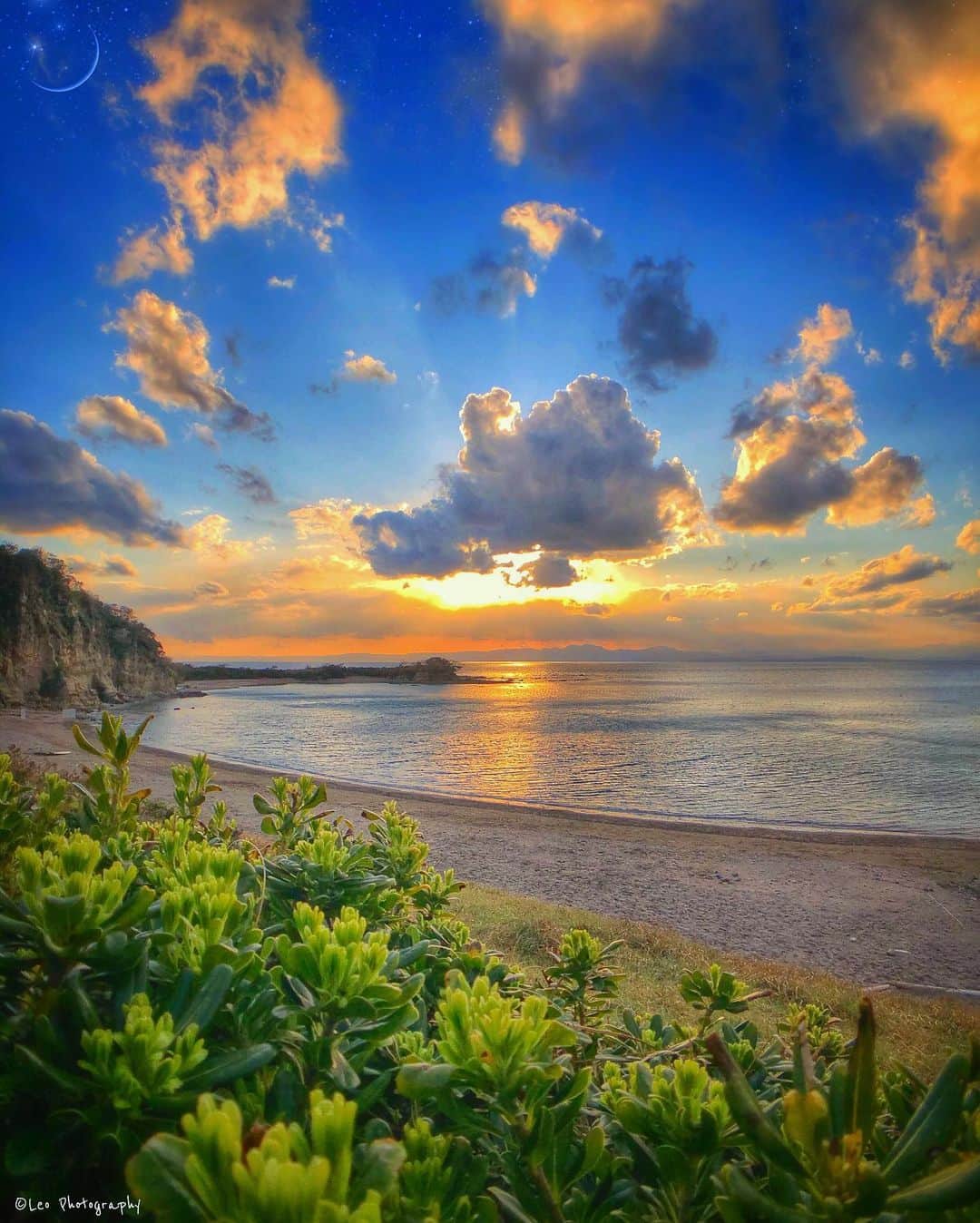 leo7000のインスタグラム：「空にニコちゃんマーク🌄🌅🌠🙂 IG皆様、お元気でしょうか 「緊急事態宣言」7都府県はじめ全国的な自粛ムードで窮屈な日々をお過ごしかと思いますが、どうぞご自愛ください😌🙏✨」