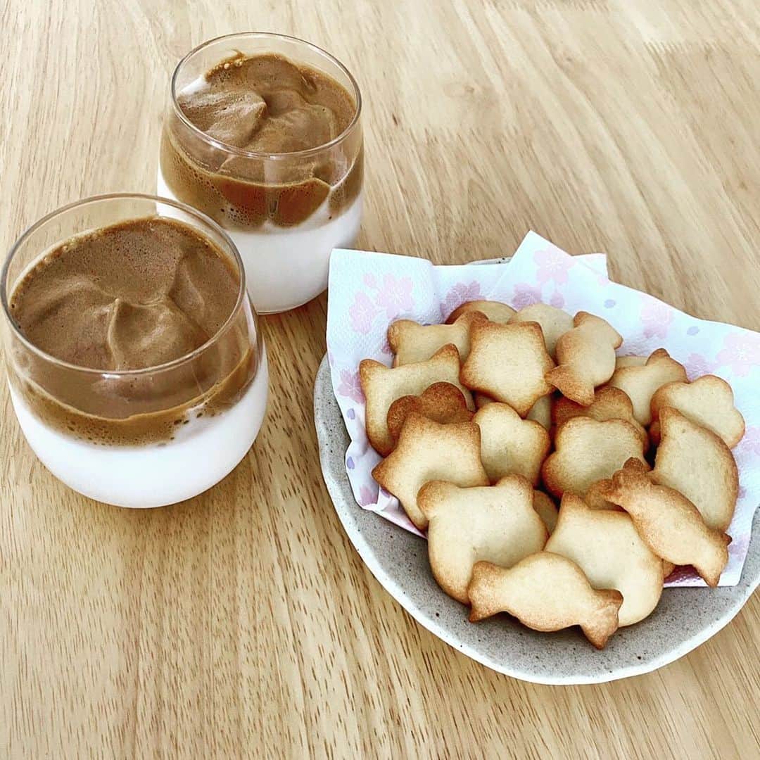 谷内亮太のインスタグラム：「今は自宅で過ごす時間を少しでも有意義な時間にする事を心がけています。  #おうち時間  #おうちカフェ  #ダルゴナコーヒー  #手作りクッキー  #おしゃれ風  #子供の成長は早い」