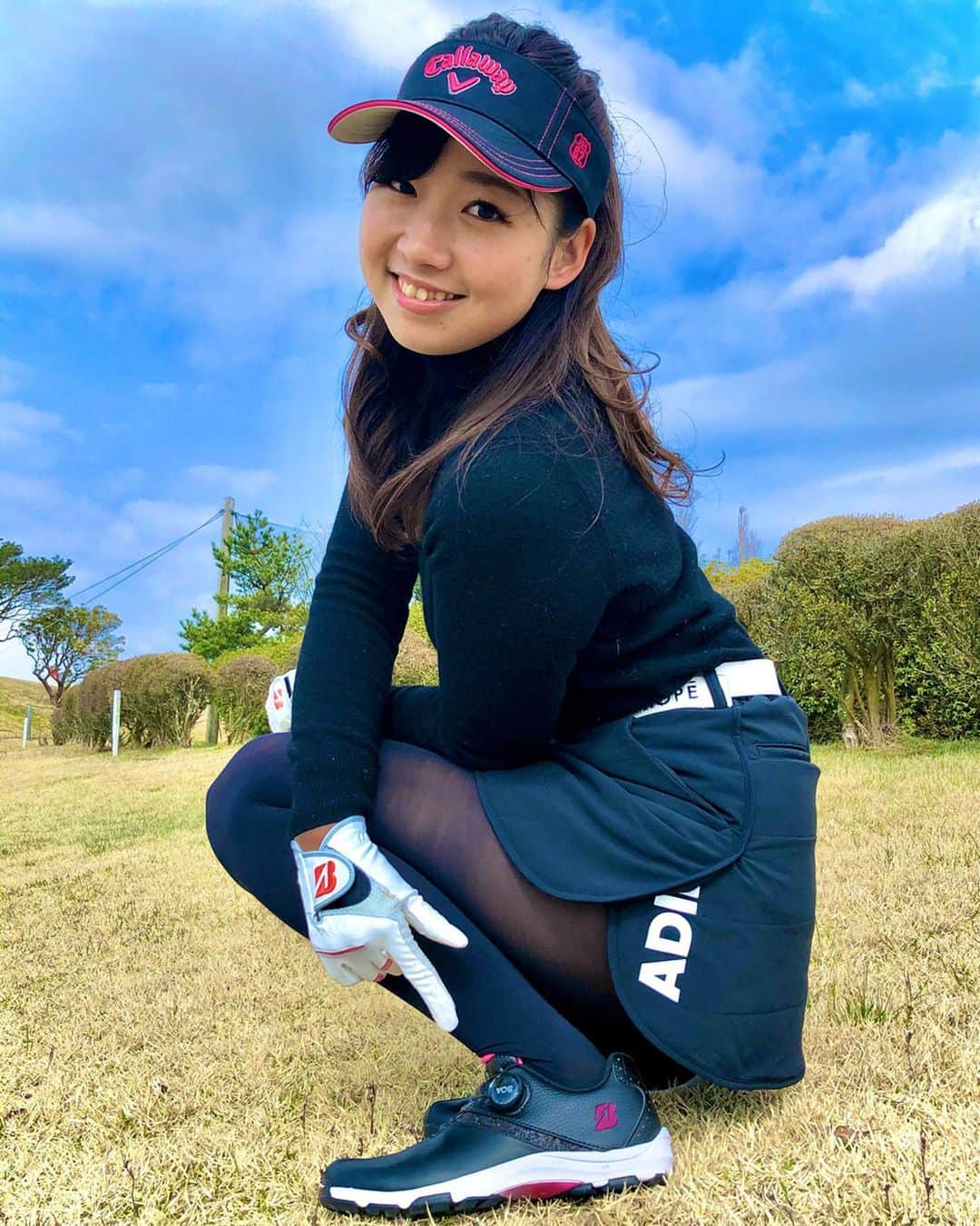 江原詩織さんのインスタグラム写真 - (江原詩織Instagram)「@bridgestonesports_golf のスパイクレスシューズ、ラウンドで使ってみたけど、履いてることを忘れるくらい軽くてフィットしてました👟💡 . キャディバッグから出した時、軽すぎてシューズ入れ忘れたかと焦ったくらい軽かったです🐒笑笑 . スイングはもちろん、急傾斜でも滑ることはなくて安心してラウンドできました🏌️‍♀️❣️ . そして両手グローブ！ グリップするだけで勝手にホールドされるので手元の安定感が増して、無駄に握り込み過ぎてしまうことがなくとても良かったです◎ . . #新聞紙だけかと思ったらシューズ入っててホッとした #一生左手グローブと決めていたのに #瞬殺で両手グローブに転身 @gridge562  #ブリヂストン #ブリヂストンゴルフ  #bridgestone  #bridgestonegolf  #スパイクレスシューズ #バイターライト #190g #軽量 #ゴルフシューズ #女子ゴルフ  #ゴルフ女子  #ゴルフ男子  #ゴルフ愛  #ゴルフバカ  #golfrange  #golflife  #golfer  #golf  #골프  #กอล์ฟ  #golfstagram  #instagolf #callaway #PR」4月12日 20時07分 - shiori__golf