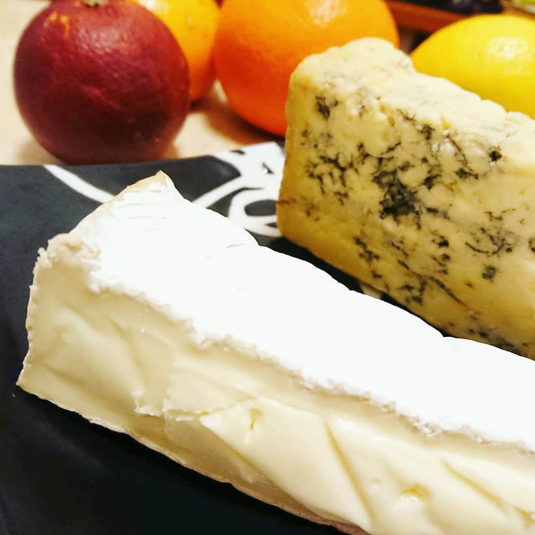 滝香織さんのインスタグラム写真 - (滝香織Instagram)「. . #よるマチ でご紹介した#チーズストール酪 @cheesestallraku 明日から#テイクアウトメニュー として、チーズを使ったサンドイッチが登場するそうです✨  #チーズプロフェッショナル の平井さんが教えてくださるチーズの世界、ほんとに面白くて、美味しいんです😆  早速買いに行って来ました！！ #ライ麦パン と合わせたいと相談すると、すすめてくださったのが、手前の#ルルスティックブリー  フルーツにも合うそうです🎵  そして、取材の時にもいただいて、大好きになったのが、奥の#ブルーチーズ の一種#ブルースティルトン  ハチミツと合わせると最高✨ これはイギリスのエリザベス女王が毎朝食べていたというチーズだそうです！！ 毎朝食べたらエリザベス女王になれる！？😁. . 番組でご紹介した#スキクイーン もキャラメルのような味わいで、絶品でした！！ 今回は残念ながら、売り切れでした。  美味しくて楽しいチーズの世界、ぜひお試しあれ🎵  #松山グルメ #松山ランチ #松山テイクアウト #松山テイクアウト部 #チーズ専門店 #cheese #instagood #love #lovecheese #あいテレビ #アナウンサー #女子アナ #滝香織 @kaorin_taki」4月12日 20時07分 - kaorin_taki
