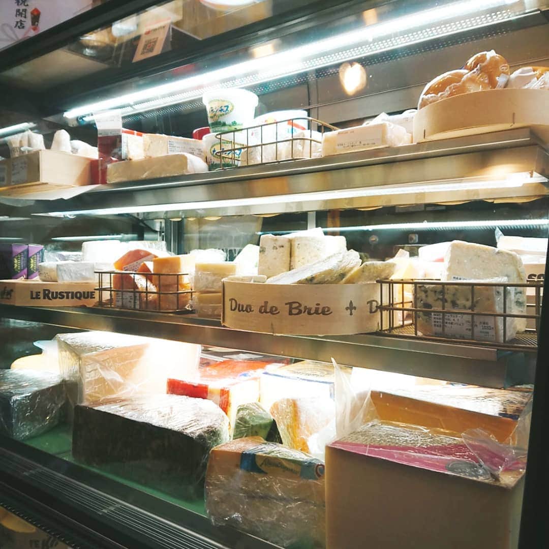 滝香織さんのインスタグラム写真 - (滝香織Instagram)「. . #よるマチ でご紹介した#チーズストール酪 @cheesestallraku 明日から#テイクアウトメニュー として、チーズを使ったサンドイッチが登場するそうです✨  #チーズプロフェッショナル の平井さんが教えてくださるチーズの世界、ほんとに面白くて、美味しいんです😆  早速買いに行って来ました！！ #ライ麦パン と合わせたいと相談すると、すすめてくださったのが、手前の#ルルスティックブリー  フルーツにも合うそうです🎵  そして、取材の時にもいただいて、大好きになったのが、奥の#ブルーチーズ の一種#ブルースティルトン  ハチミツと合わせると最高✨ これはイギリスのエリザベス女王が毎朝食べていたというチーズだそうです！！ 毎朝食べたらエリザベス女王になれる！？😁. . 番組でご紹介した#スキクイーン もキャラメルのような味わいで、絶品でした！！ 今回は残念ながら、売り切れでした。  美味しくて楽しいチーズの世界、ぜひお試しあれ🎵  #松山グルメ #松山ランチ #松山テイクアウト #松山テイクアウト部 #チーズ専門店 #cheese #instagood #love #lovecheese #あいテレビ #アナウンサー #女子アナ #滝香織 @kaorin_taki」4月12日 20時07分 - kaorin_taki