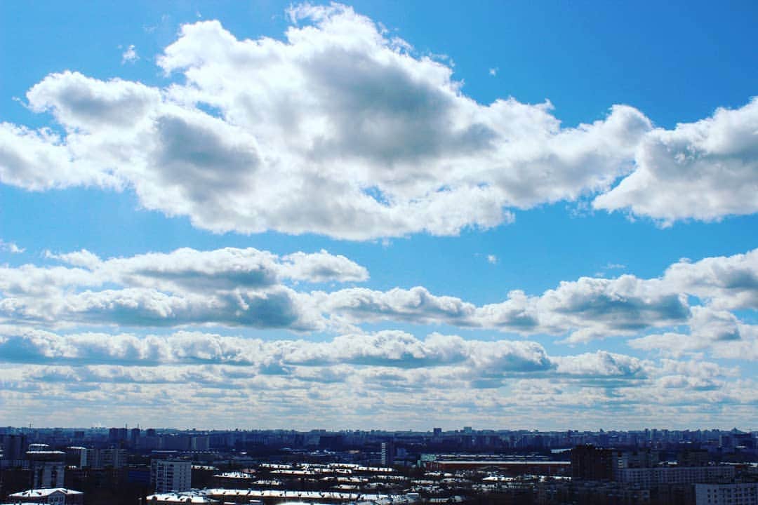 エリザヴェート・トゥルシンバエワのインスタグラム：「Сегодняшние облака похожи на взбитые сливки😍☁️ It looks like whipped cream to me) The sky is insanely beautiful today! #photography」