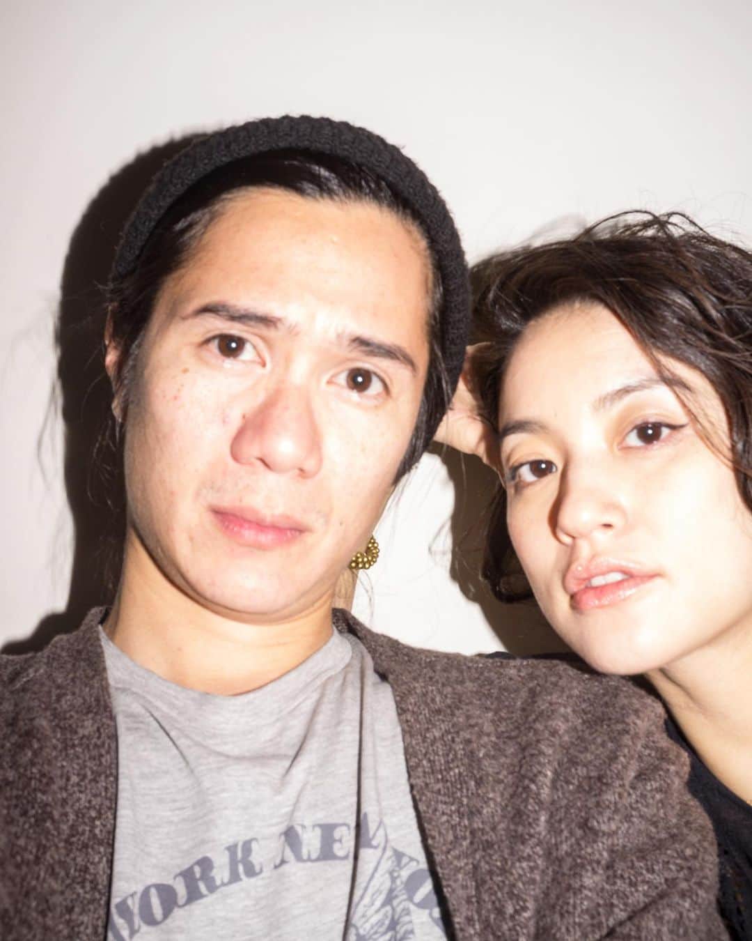 桃生亜希子のインスタグラム：「妊娠中、NYの私の部屋で撮った写真。 今日、もらった。 😆 あれから、7年。 あっという間。」