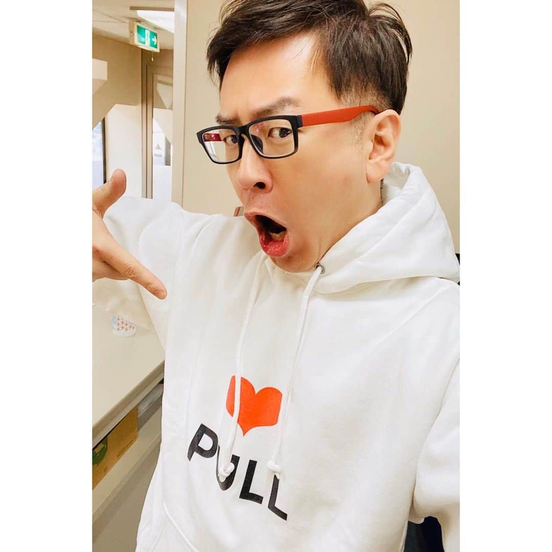 のインスタグラム：「・ ・ 【nonver】 ・  on-line store 👇 @nonver_style ・ 仲良し剛さん @kashiwagi.go ・ ・ 強制納品第二弾w ・ デザイン名 "pull & push" ・ 「心惹かれ、背中を押して」 ・ 黒バージョンも ありますよー ・ てか黒バージョンは 前にも載せてた ・ on-line store 👇 @nonver_style ・ NONVER = 不変 NONVERBAL = 非言語 2つの意味を合わせ、 いつの時代も変わらない 着る人の思いを言葉だけではなく 視覚で伝えるファッションブランド。 ・ ブランディングコンサルタントが プロデュースし、 若きジュエリーデザイナーが グラディックデザインを手がける。  produced by @takamasakawata graphicdesigned  by @mizutani_jewelry ーーーーーーーーーーーーーーーーーーー #nonverstyle #nonver #fashion #fashionphotography #beautiful  #tshirts #streetfashion  #ファッション #メンズファッション #レディースファッション #コーディネート #大人コーデ #tシャツ #カッコいいtシャツ #かわいいtシャツ #パーカー #カッコいいパーカー #かわいいパーカー #お洒落さんと繋がりたい」