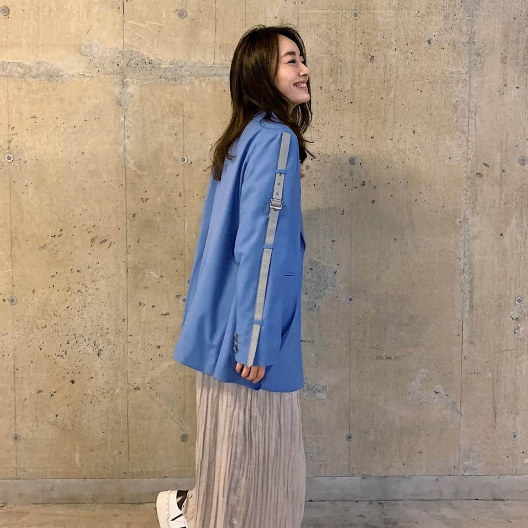 小祝麻里亜のインスタグラム：「地下駐車場にて。地下だから暗いね🥺でも気持ちは暗くならないように！！人と会えなくても、たまに鏡を見て笑ってみると、明るい気持ちになるよ😊💞💞 jacket. @amerivintage  one-piece. @elendeek ＿＿＿＿＿＿＿＿ #outfit #coordinate #look #instafashion #smile #셀스타그램 #얼스타그램 #코디 #스타일링 #데일리 #데일리룩 #오오티디  #コーデ #ワンピースコーデ」