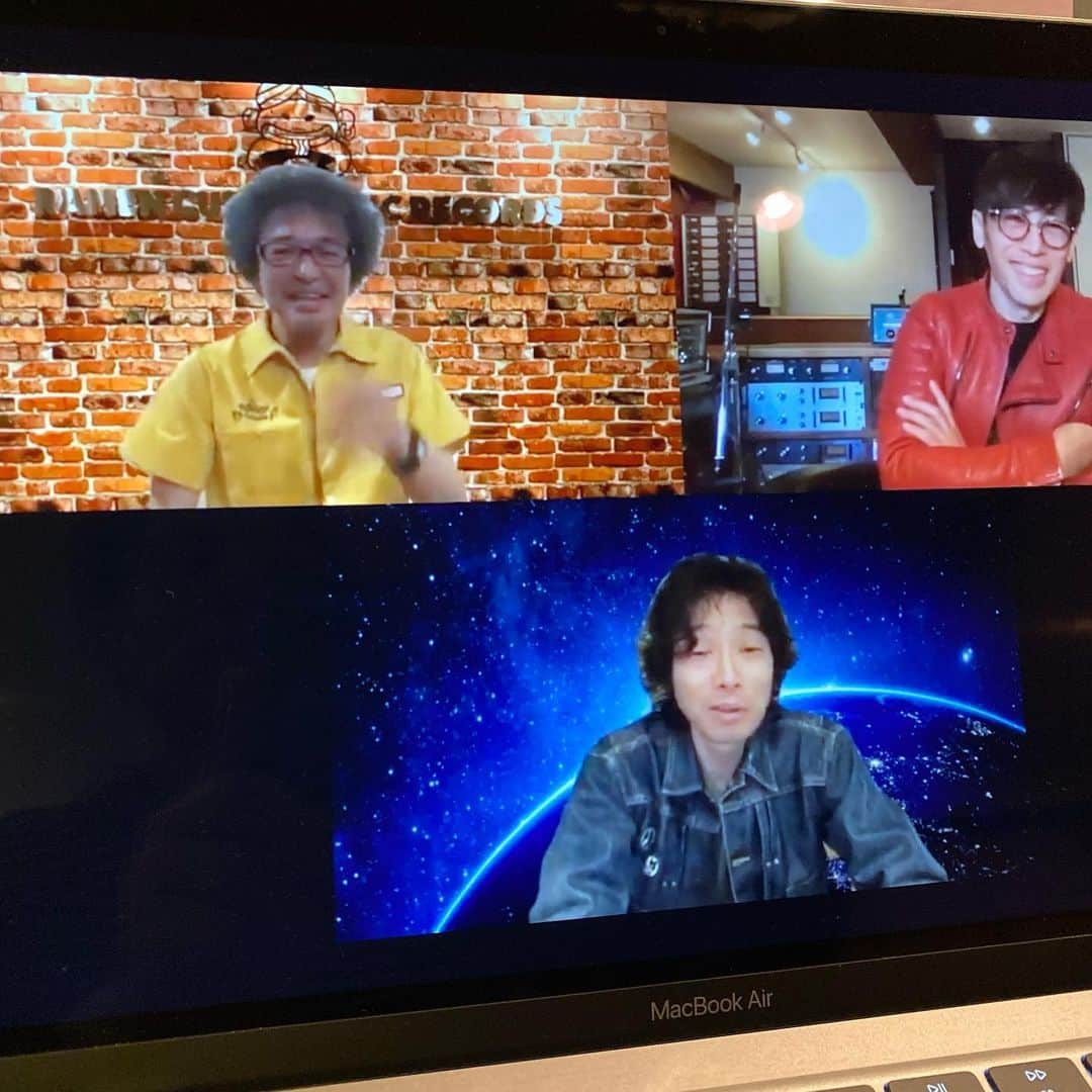 寺岡呼人のインスタグラム：「‪3シトーンで、カンタンテレタビレしてみました！‬﻿ ﻿ ‪みてね！‬﻿ ﻿ ﻿ ‪https://www.youtube.com/watch?v=n6mh4UCJnR4&feature=youtu.be‬﻿ ﻿ ‪#カーリングシトーンズ‬﻿ ‪#奥田民生‬﻿ #奥田民生チャンネル ‪#斉藤和義‬﻿ ‪#寺岡呼人‬」
