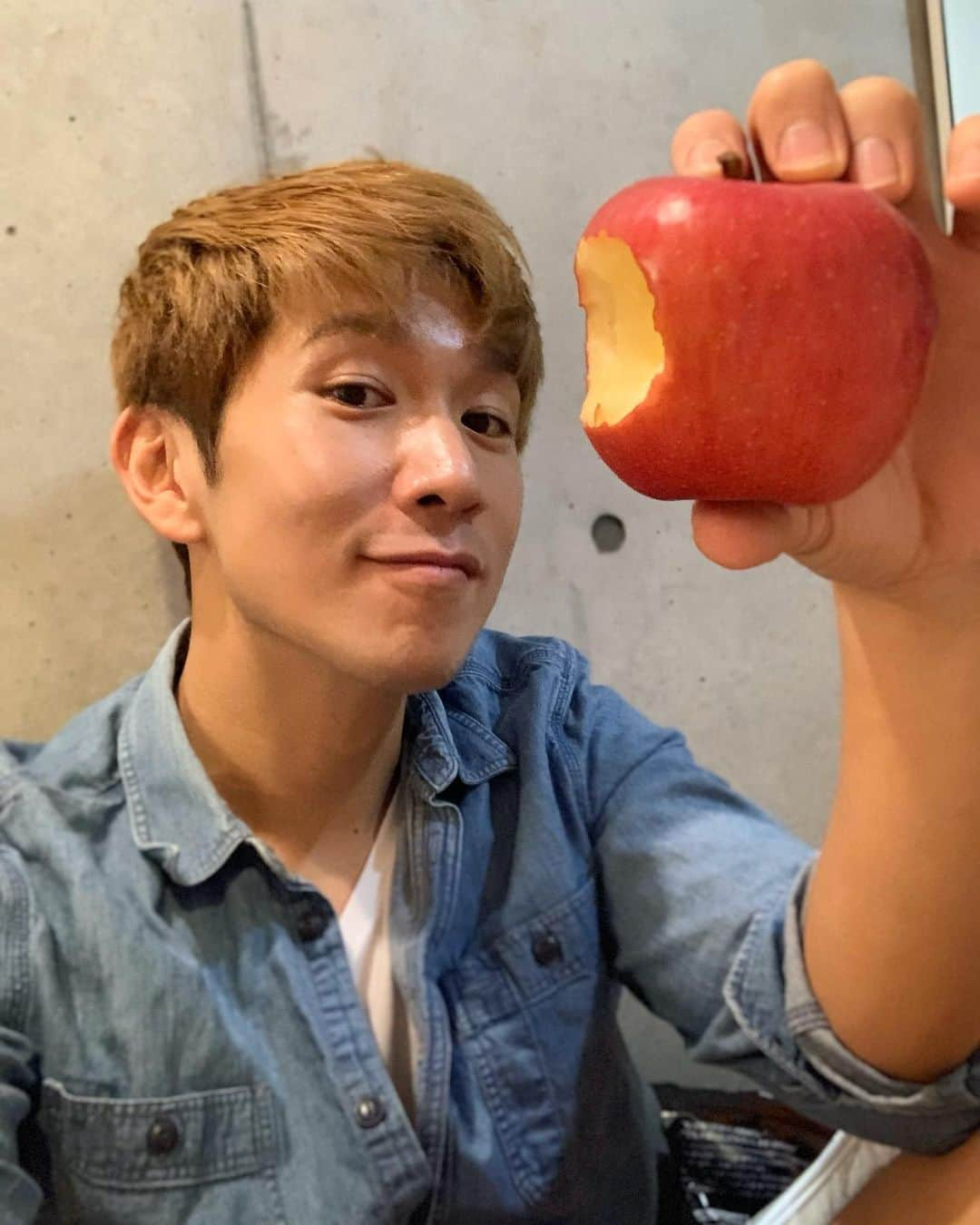 コージ・トクダさんのインスタグラム写真 - (コージ・トクダInstagram)「Apple🍎﻿ ﻿ ﻿ #今のおやつはもっぱらリンゴかじってます﻿ #まるかじりでね﻿ #apple #行列みてねー」4月12日 20時25分 - koji_tokuda1220