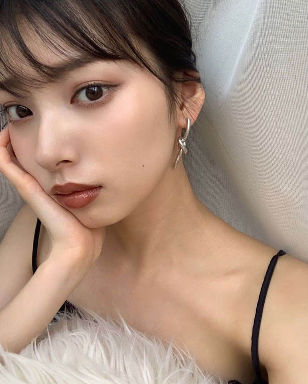 谷川菜奈さんのインスタグラム写真 - (谷川菜奈Instagram)「new eyeshadow👁🖤 裸眼の時はboricaで大人メイクな気分☺︎ 美容液ケアアイシャドウで3枚目の動画みたいに、本当に高密着でぷるぷるなの😍 使ったカラーは03 silky brown だよ❤︎1色で囲みアイしてるよ！ 上品なブラウンがお気に入り😚 通販でも買えるみたいだよ🧏🏻‍♀️ . #eyeshadow#makeup#cosmetic #borica#borica_eyeshadow#ボリカ」4月12日 20時26分 - pechi.130