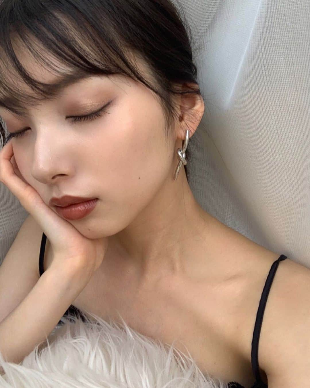 谷川菜奈さんのインスタグラム写真 - (谷川菜奈Instagram)「new eyeshadow👁🖤 裸眼の時はboricaで大人メイクな気分☺︎ 美容液ケアアイシャドウで3枚目の動画みたいに、本当に高密着でぷるぷるなの😍 使ったカラーは03 silky brown だよ❤︎1色で囲みアイしてるよ！ 上品なブラウンがお気に入り😚 通販でも買えるみたいだよ🧏🏻‍♀️ . #eyeshadow#makeup#cosmetic #borica#borica_eyeshadow#ボリカ」4月12日 20時26分 - pechi.130