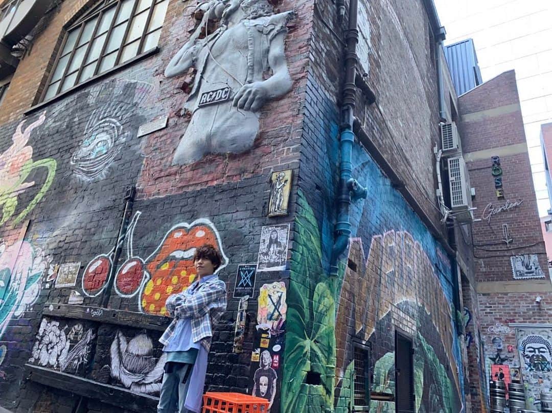 岩岡徹のインスタグラム：「あんま更新できてなかったけど元気だよー😌 🇦🇺の思い出📸 メルボルンのストリートアートがすごかった👨🏻‍🎨 3枚目はバンクシー作品らしいです🪂🐭 #stayhome」