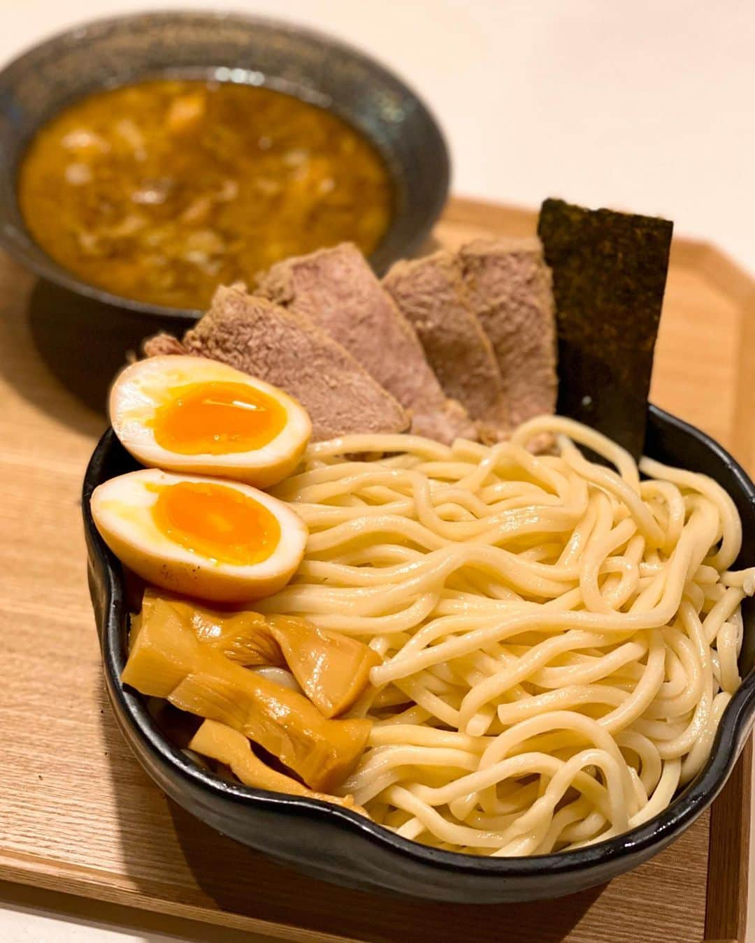 秋山具義さんのインスタグラム写真 - (秋山具義Instagram)「お取り寄せラーメン「宅麺」で『頑者』のつけめん。﻿ つけ汁めっちゃ美味しい！﻿ 麺の太さとコシが凄い！﻿ 麺量が多すぎてお腹パンパン！﻿ それにしても、ここまでお店に近いものが家で食べられちゃうんだから、すごいよな〜﻿ ﻿ #頑者 #宅麺 #具義ラーメン2020 #具義お取り寄せ2020 #おうち時間﻿」4月12日 20時32分 - gugitter