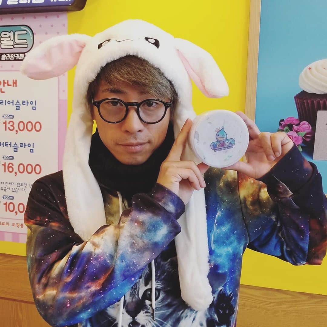 田村淳のインスタグラム：「外に出られないので 昔の写真に手を出してしまった… うさぎちゃんの写真」