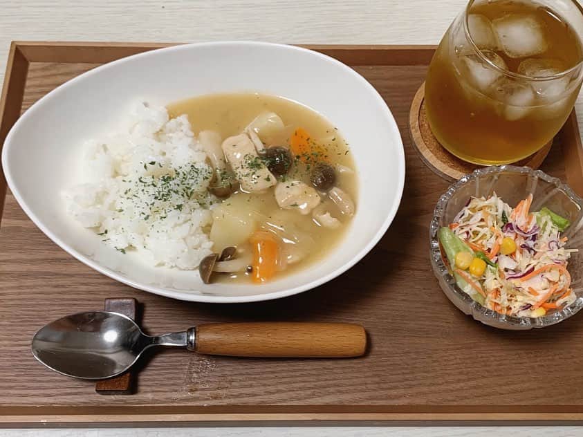 七尾カンナさんのインスタグラム写真 - (七尾カンナInstagram)「. . . 🍴お好み焼き . こちら賞味期限2ヶ月切れの小麦粉から作ったお好み焼き👏🏻笑 自粛中でストレス溜まる中、少しでもお好み焼きを楽しむためにブルーノ使ってぱーてぃー気分で🕺🏻🕺🏻あっ2枚は冷凍庫ゆき🕺🏻笑 マヨネーズ嫌いだから使わなかったんだけど、マヨを爪楊枝ですっすっすっってやりたかった🤮 . 🍴クリームシチュー 🍴コールスローサラダ . みんなはシチューご飯にかける派？かけない派？🕺🏻 わたしはどっちもいける派です🤪 コールスローは市販のサラダにコールスロードレッシング作って和えただけの手抜きメニューであります🤮 . . 小麦粉賞味期限切れ半年まではいけそうな気がする、、笑 でも早めに使い切りたいからうどんとか餃子とか作ろうかなあ🤔💭 みんなは賞味期限何ヶ月切れまでいけますか？笑 . . . . . . #お家ご飯 #おうちごはん #献立 #料理 #おうちじかん #お好み焼き #シチュー #七尾めし #フォローミー」4月12日 20時34分 - nanao_kanna
