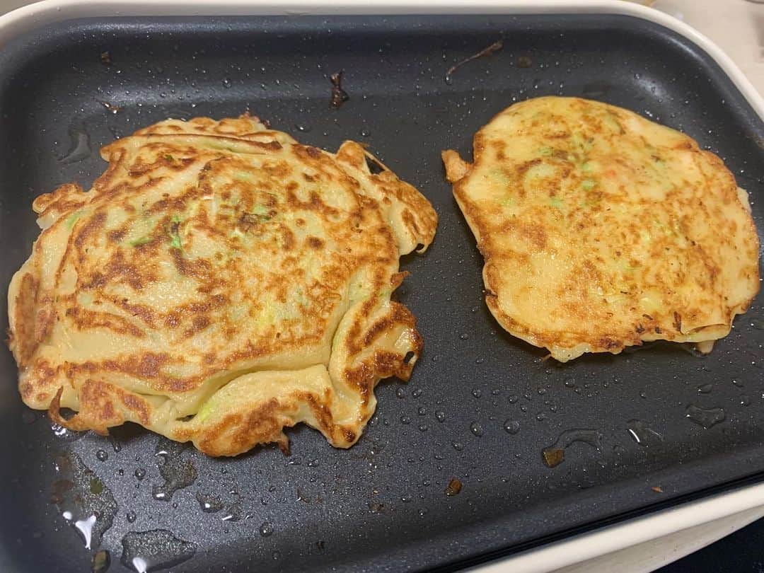 七尾カンナさんのインスタグラム写真 - (七尾カンナInstagram)「. . . 🍴お好み焼き . こちら賞味期限2ヶ月切れの小麦粉から作ったお好み焼き👏🏻笑 自粛中でストレス溜まる中、少しでもお好み焼きを楽しむためにブルーノ使ってぱーてぃー気分で🕺🏻🕺🏻あっ2枚は冷凍庫ゆき🕺🏻笑 マヨネーズ嫌いだから使わなかったんだけど、マヨを爪楊枝ですっすっすっってやりたかった🤮 . 🍴クリームシチュー 🍴コールスローサラダ . みんなはシチューご飯にかける派？かけない派？🕺🏻 わたしはどっちもいける派です🤪 コールスローは市販のサラダにコールスロードレッシング作って和えただけの手抜きメニューであります🤮 . . 小麦粉賞味期限切れ半年まではいけそうな気がする、、笑 でも早めに使い切りたいからうどんとか餃子とか作ろうかなあ🤔💭 みんなは賞味期限何ヶ月切れまでいけますか？笑 . . . . . . #お家ご飯 #おうちごはん #献立 #料理 #おうちじかん #お好み焼き #シチュー #七尾めし #フォローミー」4月12日 20時34分 - nanao_kanna