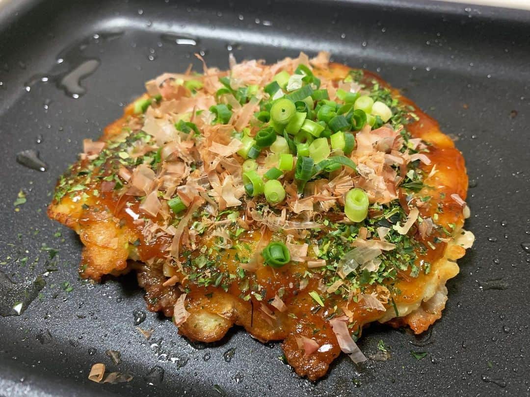 七尾カンナのインスタグラム：「. . . 🍴お好み焼き . こちら賞味期限2ヶ月切れの小麦粉から作ったお好み焼き👏🏻笑 自粛中でストレス溜まる中、少しでもお好み焼きを楽しむためにブルーノ使ってぱーてぃー気分で🕺🏻🕺🏻あっ2枚は冷凍庫ゆき🕺🏻笑 マヨネーズ嫌いだから使わなかったんだけど、マヨを爪楊枝ですっすっすっってやりたかった🤮 . 🍴クリームシチュー 🍴コールスローサラダ . みんなはシチューご飯にかける派？かけない派？🕺🏻 わたしはどっちもいける派です🤪 コールスローは市販のサラダにコールスロードレッシング作って和えただけの手抜きメニューであります🤮 . . 小麦粉賞味期限切れ半年まではいけそうな気がする、、笑 でも早めに使い切りたいからうどんとか餃子とか作ろうかなあ🤔💭 みんなは賞味期限何ヶ月切れまでいけますか？笑 . . . . . . #お家ご飯 #おうちごはん #献立 #料理 #おうちじかん #お好み焼き #シチュー #七尾めし #フォローミー」