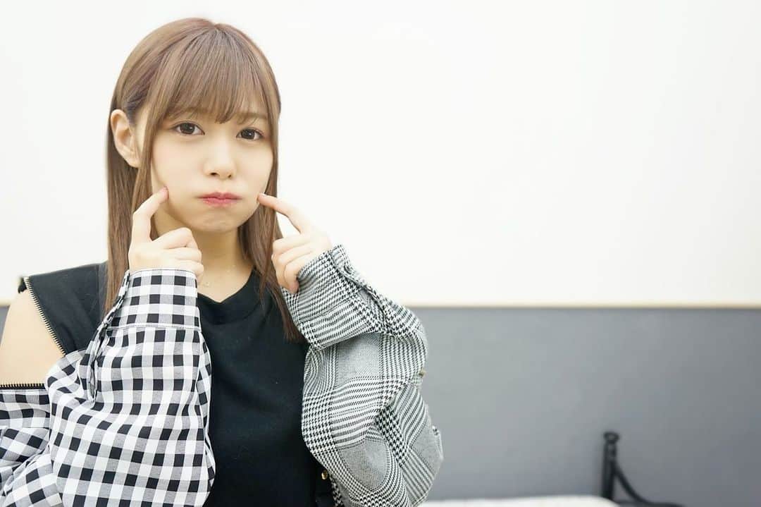 紺野ひかるのインスタグラム：「. 今日もおうち時間 こういう時こそ普段出来ない事をやってみたり 時間が無くて観れなかったアニメみたり それぞれお家で楽しく過ごそうね これを機にユーキャンでもしてみようかな☺️ ペン字講座習いたい . . #紺野ひかる #こんぴか #セクシー女優 #AV女優」
