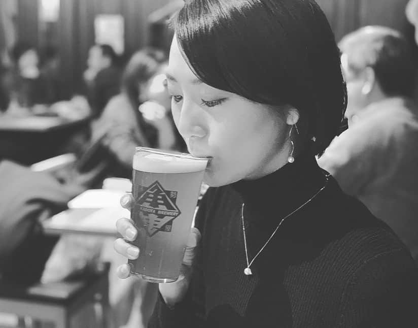 尾崎ななみさんのインスタグラム写真 - (尾崎ななみInstagram)「ㅤㅤㅤㅤㅤㅤㅤㅤㅤㅤㅤㅤ ㅤㅤㅤㅤㅤㅤㅤㅤㅤㅤㅤㅤ 三重県伊勢市の地ビールと言えば#伊勢角屋麦酒 ！！ ㅤㅤㅤㅤㅤㅤㅤㅤㅤㅤㅤㅤ 会社の皆様が、もの凄い努力で開発・製造されて、ビール品評会でも多数の賞を受賞の世界最高峰ビールが伊勢にあるのです✦ฺ︎ ㅤㅤㅤㅤㅤㅤㅤㅤㅤㅤㅤㅤ 飲食店からも依頼が殺到し生産が追いつかない勢いでしたが、コロナウイルスの影響で都市圏の飲食店が営業休止、伊勢志摩の観光市場が壊滅的状況となり、商品の流動がストップしてしまいました。。 ㅤㅤㅤㅤㅤㅤㅤㅤㅤㅤㅤㅤ ㅤㅤㅤㅤㅤㅤㅤㅤㅤㅤㅤㅤ ビールができるまでの思いや、苦労のお話もお聞きしているので、一生懸命作った商品を廃棄せざるを得なくなる前に、私からもご紹介させて頂きました。 ㅤㅤㅤㅤㅤㅤㅤㅤㅤㅤㅤㅤ ㅤㅤㅤㅤㅤㅤㅤㅤㅤㅤㅤㅤ 自宅飲みはもちろん、いつもお世話になっている方々へ贈り物としてお送りされるのも良いと思います◡̈︎* ㅤㅤㅤㅤㅤㅤㅤㅤㅤㅤㅤㅤ 見えない敵と戦う自粛生活が続きます… 少しでも自宅時間を楽しんでねと、贈り物を送ってくれる友達がいて、私も凄く嬉くなりました。 ㅤㅤㅤㅤㅤㅤㅤㅤㅤㅤㅤㅤ ㅤㅤㅤㅤㅤㅤㅤㅤㅤㅤㅤㅤ 今なら、送料無料で常温置きができる宅飲みセットもあります！ ㅤㅤㅤㅤㅤㅤㅤㅤㅤㅤㅤㅤ 冷蔵庫の中がいっぱいの方も、常温で保存し飲む前に冷蔵庫に入れていただければokと。 ㅤㅤㅤㅤㅤㅤㅤㅤㅤㅤㅤㅤ 低価格な缶6本入りという、初めてクラフトビールを飲んでみるという方にオススメのセットもありますよ。 ㅤㅤㅤㅤㅤㅤㅤㅤㅤㅤㅤㅤ ㅤㅤㅤㅤㅤㅤㅤㅤㅤㅤㅤㅤ 世界遺産登録から15年 #熊野古道 を名に冠したビールなどもあり！ ㅤㅤㅤㅤㅤㅤㅤㅤㅤㅤㅤㅤ みかんを思わせるほのかな柑橘系の香りに、ロースト感と小麦麦芽の柔らかな口当たりが様々な料理に合います。 ㅤㅤㅤㅤㅤㅤㅤㅤㅤㅤㅤㅤ 特別価格で販売している商品もあるので、是非公式HPや、 @isekadoyabrewery_official のリンクからご覧ください✿︎ ㅤㅤㅤㅤㅤㅤㅤㅤㅤㅤㅤㅤ ㅤㅤㅤㅤㅤㅤㅤㅤㅤㅤㅤㅤ 東京のお店も、営業再開したらまた伺います✩︎⡱ @ise_kadoya_beer_yaesu  ㅤㅤㅤㅤㅤㅤ ㅤㅤㅤㅤㅤㅤㅤㅤㅤㅤㅤㅤㅤㅤㅤㅤㅤㅤㅤㅤㅤㅤㅤㅤㅤㅤㅤㅤㅤㅤㅤㅤㅤㅤㅤㅤㅤㅤㅤ ㅤㅤㅤㅤㅤㅤㅤㅤㅤㅤㅤㅤ  ㅤㅤㅤㅤㅤㅤㅤㅤㅤㅤㅤㅤㅤㅤㅤㅤㅤㅤㅤㅤㅤㅤㅤㅤ ㅤㅤㅤㅤㅤㅤㅤㅤㅤ ㅤㅤㅤㅤㅤㅤㅤㅤㅤ ㅤㅤㅤㅤㅤㅤㅤㅤㅤㅤㅤㅤㅤㅤㅤㅤㅤㅤㅤㅤㅤㅤㅤㅤㅤㅤㅤㅤㅤㅤㅤㅤㅤㅤㅤㅤ  ㅤㅤㅤㅤㅤㅤㅤㅤㅤㅤㅤㅤㅤㅤㅤㅤㅤㅤㅤㅤㅤㅤㅤㅤ ㅤㅤㅤㅤㅤㅤㅤㅤㅤㅤㅤㅤㅤ  ㅤ ✧︎*⑅୨୧┈┈┈┈୨୧⑅* ❁︎⑅୨୧┈┈┈┈୨୧⑅✧︎*。 #伊勢志摩アンバサダー#尾崎ななみ#三重県#伊勢市#地ビール#伊勢角屋ビール#おうち時間#宅飲み#おうち時間を楽しむ#stayhome」4月12日 20時38分 - nanami_ozaki_73