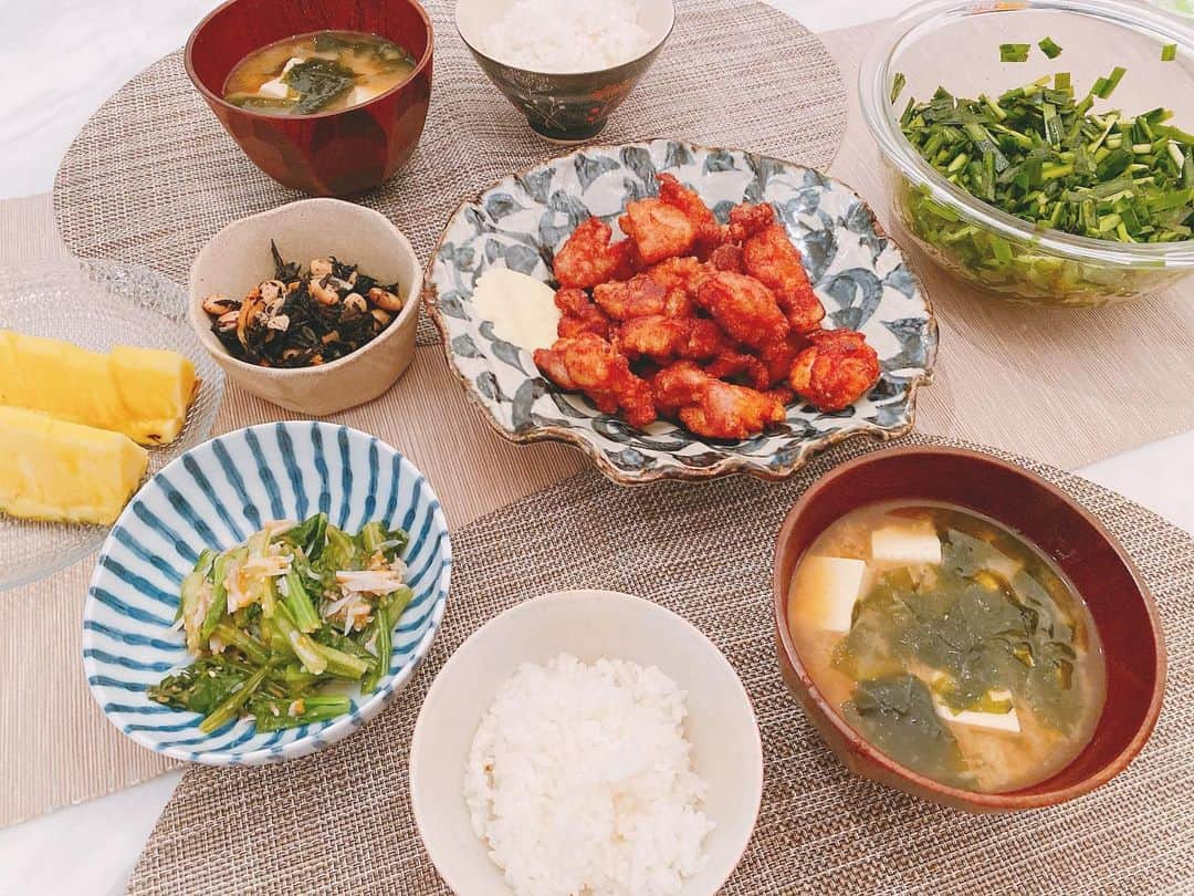 菊地亜美さんのインスタグラム写真 - (菊地亜美Instagram)「. おうちご飯😆🍚 ✳︎唐揚げ ✳︎梅水晶と小松菜和え ✳︎ひじき和え ✳︎夫特製ニラ薬味 ✳︎パイナップル ✳︎豆腐とわかめのお味噌汁 . ニラ薬味はニラ大好き夫婦なので唐揚げにも焼いた鶏肉にもなんでもかけちゃう☺️ 居酒屋で出るあの梅水晶をネットで注文したので、小松菜と和えてみました🥬  #あみずきっちん #おうちごはん #ふたりごはん #おうちじかん」4月12日 20時38分 - amikikuchi0905