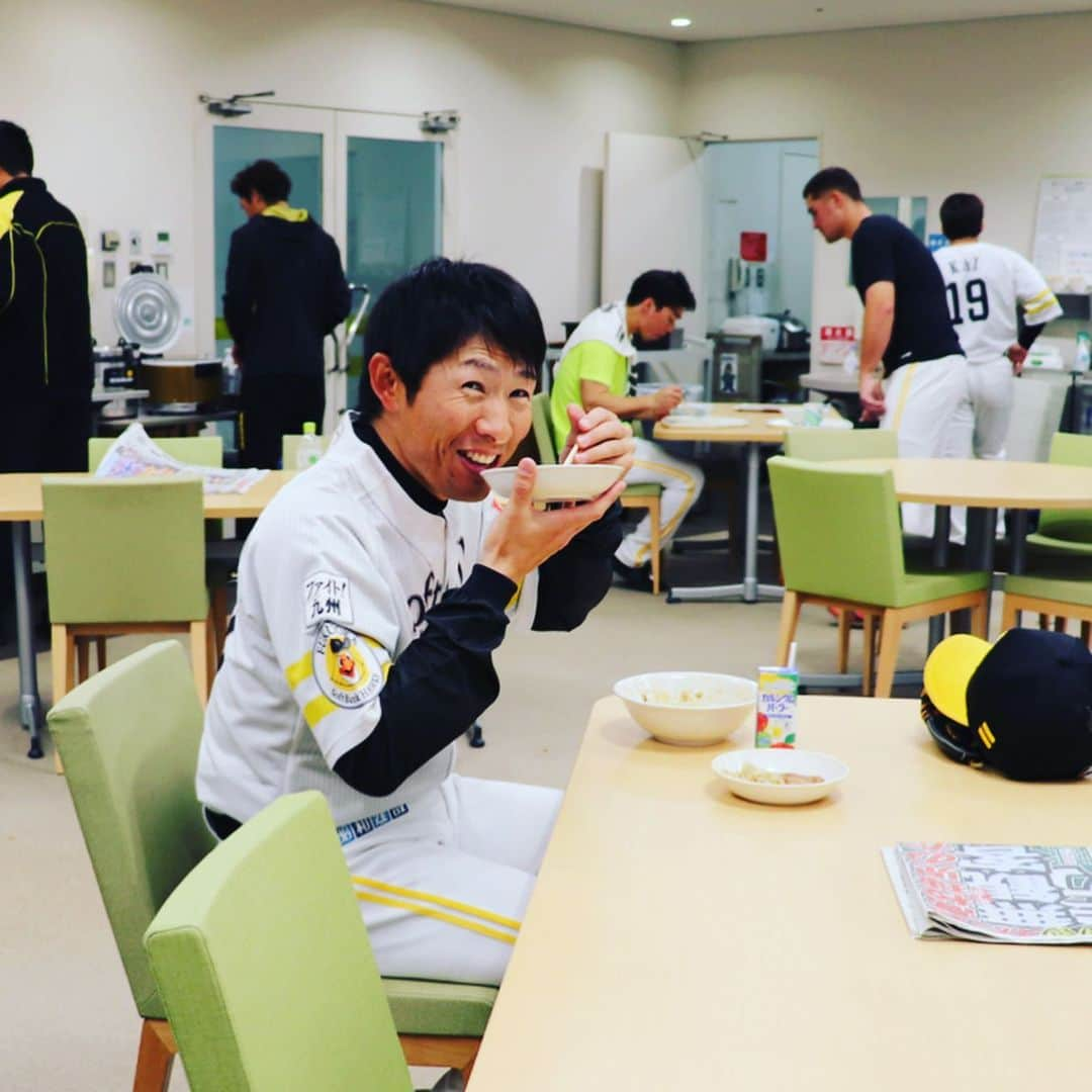 福岡ソフトバンクホークスさんのインスタグラム写真 - (福岡ソフトバンクホークスInstagram)「#いつぞやの写真 #これでも#トレーニング中#高谷裕亮 #バッティングピッチャー中#明石健志 #中の空気一気に吸います#森唯斗 #さわやかに#ダッシュ#今宮健太 #いいですか ？#高橋純平 #何か撮ってるよ#ほんとだ#栗原陵矢#周東佑京 #えっ#なに#こっちも撮ると ？#本多雄一 #softbankhawks #ホークス #s15」4月12日 20時39分 - softbankhawks_official