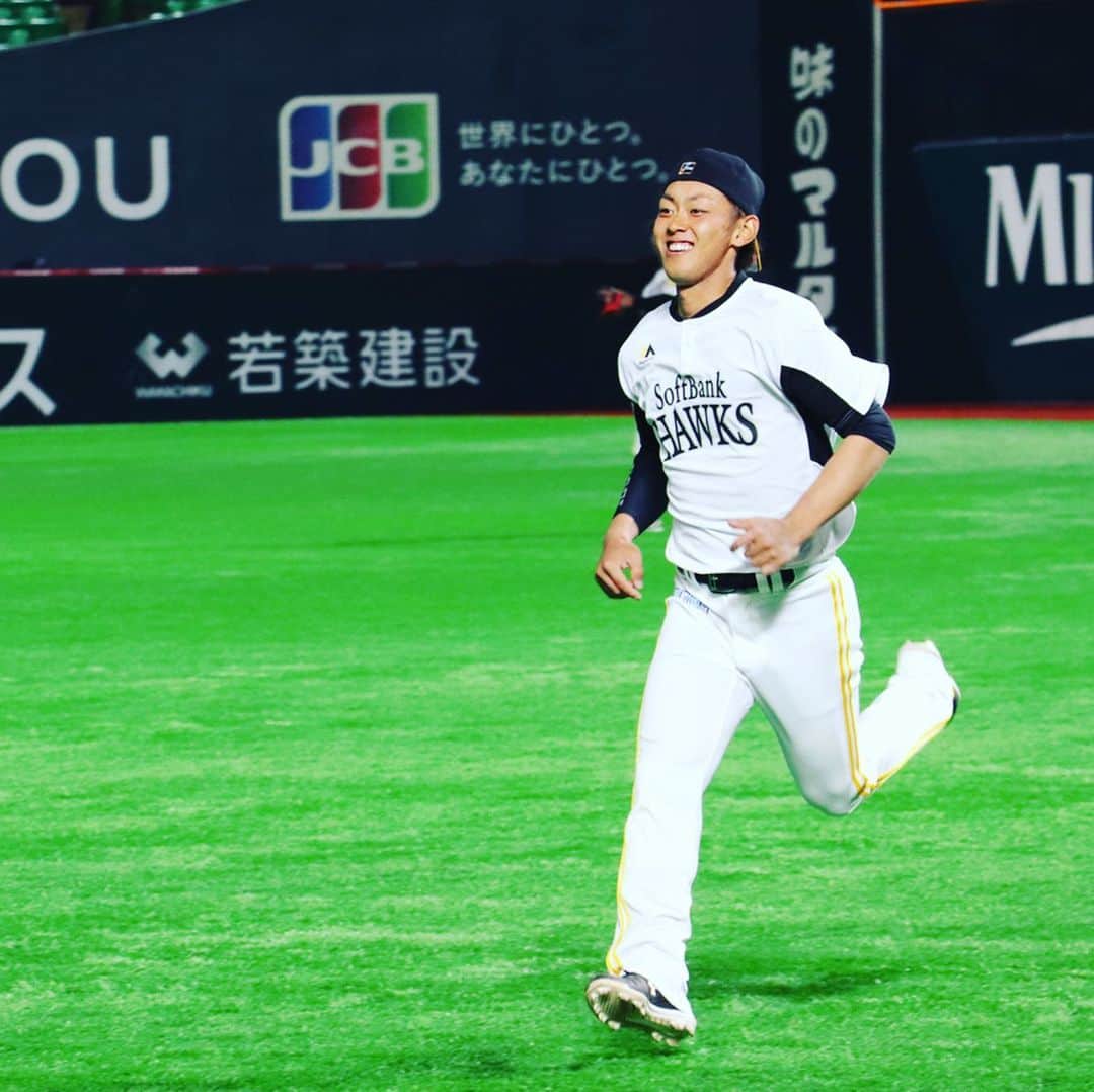 福岡ソフトバンクホークスさんのインスタグラム写真 - (福岡ソフトバンクホークスInstagram)「#いつぞやの写真 #これでも#トレーニング中#高谷裕亮 #バッティングピッチャー中#明石健志 #中の空気一気に吸います#森唯斗 #さわやかに#ダッシュ#今宮健太 #いいですか ？#高橋純平 #何か撮ってるよ#ほんとだ#栗原陵矢#周東佑京 #えっ#なに#こっちも撮ると ？#本多雄一 #softbankhawks #ホークス #s15」4月12日 20時39分 - softbankhawks_official