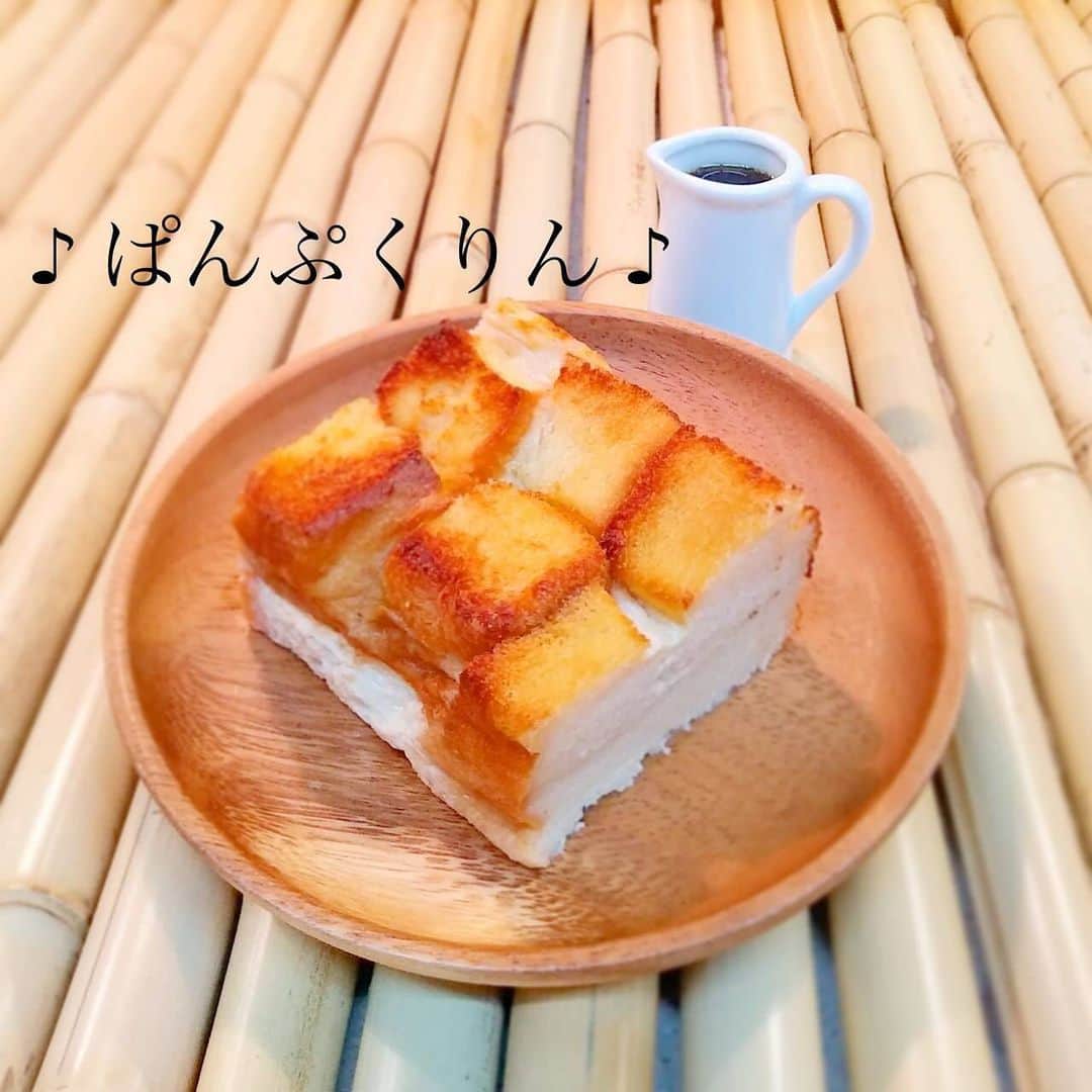 桑原りささんのインスタグラム写真 - (桑原りさInstagram)「みんな、今日も踏ん張ってますかー🙋‍♀️✨油断するとドヨーンとしてしまいそうになる毎日。もう幸せの感度をガンガンにあげていくしかない🤩🙌私はスーパーでのお会計が777円だっただけで気分上げました😂♥️(心の中でYEY🤩って叫ぶだけで、案外気分は上がるものですw) ・ さて、ご報告🙋‍♀️試作していたパンプリンが完成しました🍞♥️三鷹の高級食パンやさん、"ぷくぷく食ぱん"のためのデザートレシピ開発👩‍🍳ぷくぷくのパンで作ったプリンで"ぱんぷくりん"🍞380円なり😉自家製黒みつがまたyummyです🤤コロナに負けずにテイクアウトで頑張っているので、お近くの方ぜひ覗いてみてください！ ・ そうそう、最近知った驚くべき事実が👩‍🏫パン販売店がそのお店でそのパンを製造or袋詰めした場合、法的には成分表シールを貼る必要がないんだそう🤭！今、大ブームの高級食パンですが、確かに原材料が全てオープンになっているところはあまりない😳さらにリサーチしたところ、"改良剤"と呼ばれる添加物が存在するらしく、これは焼くと蒸発するという理屈で原材料として表示する必要がないそうです。原材料に書かれることのない添加物が入っているとは🥴(ただし、この、改良剤が必ずしも悪だと言ってるわけではありません。だけど、隠されるのはなんか気になる🧐) ・ そんな原材料マニアの私も安心のぷくぷくの食パン🍞機会があればぜひ試してみてください♪ #ぷくぷく食麺麭  #三鷹 #高級食パン #ホシノ天然酵母 #アルカリイオン水 #ぱんぷくりん」4月12日 20時39分 - lisakuwamon
