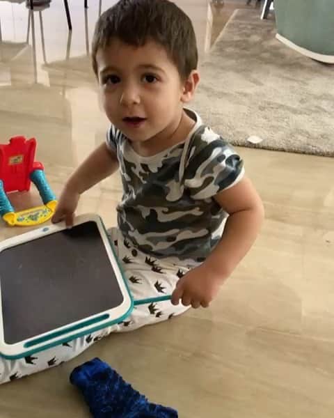 ダニエル・パレホのインスタグラム：「Todavía no ha cumplido ni dos años pero ya apunta maneras! De tal palo, tal astilla! Amunt Valenciaaaa 🎶🎶」