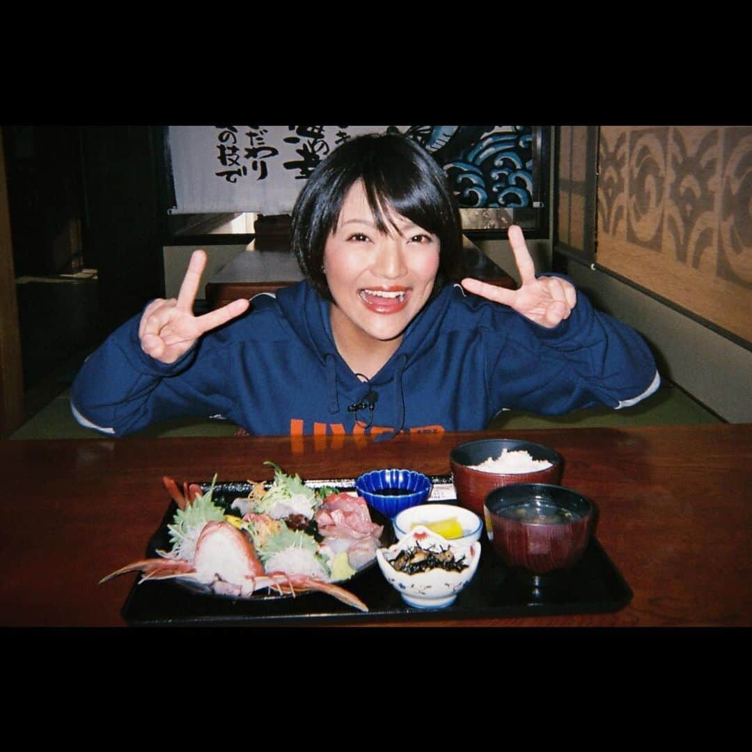 きのせひかるのインスタグラム：「2020.2 ツーリングといえば！ やっぱりおいしいごはんでしょ🍱 . おさしみ処〝ぷくぷく〟のお刺身定食が 忘れられない…🤤 . 今度はみんなで行きたいなーっ💕 . . . #バイク女子 #三重県 #ツーリング #三重旅行 #おさしみ処ぷくぷく #お刺身定食  #伊勢旅行 #女子旅 #三重グルメ #ピース #バイク写真部 #写ルンです #彼女感 #休日デート  #ショート #ショートヘア #ショートカット #笑顔 #ニコニコ #smile #instagood #おいしいもの大好き #ラブラブ #ダブルピース #サンテレビ #ライクアウインド #likeawind  #コロナで気が滅入るからみんなの写真で旅行しようぜ #コロナウイルスが早く終息しますように #レッドバロン」