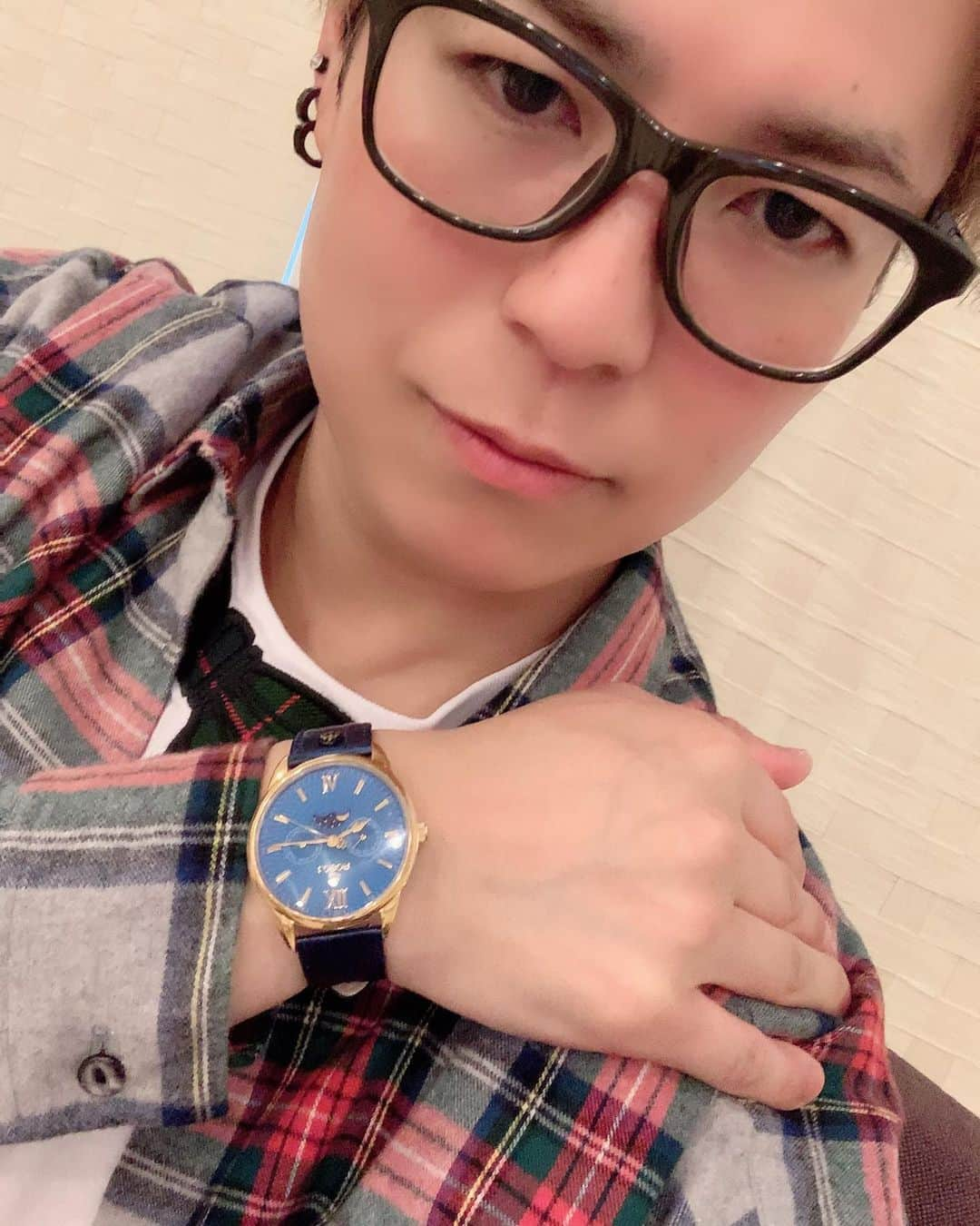 MCしんごのインスタグラム：「カジュアルな装いでもOK @loborjapan の私コレクション✩.*˚ LOBORのMERIDIAN SOLSTICE BLUE 40mm  ゴールド×ブルーの文字盤に、ブルーのレザーベルトをマッチさせた1品！ なんかチャラさが抜けて大人っぽくない？？ちなみに…MERIDIAN SOLSTICE BLUE 33mmとペアでの着用できるし、僕ととお揃いどう？ 今月の僕は誕生日だしw ってなんのこっちゃ!  今なら僕のインスタみたで10%OFF！ クーポンコード👇👇 【mcshi322】  #ロバー #時計 #腕時計 #lobor  #手元倶楽部 #ホワイトデー#ホワイトデーギフト #watch #cool #goodpric#switzerland #watches #MCしんご  #オリラジ #オリエンタルラジオ #モノマネ #ものまね #entertainer #comedian #television #radio #お笑い  #芸人 #オシャレ #fantastic #fashion  #おしゃれ #present #gift」