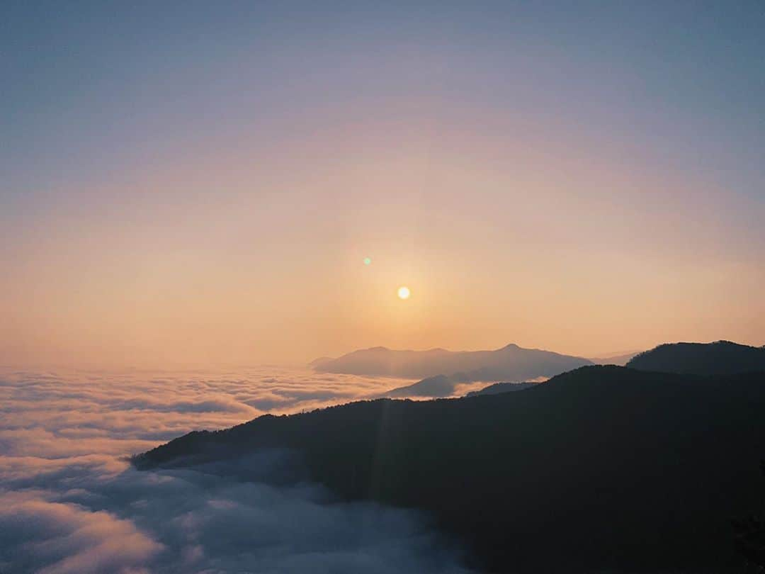 ソン・ファミンさんのインスタグラム写真 - (ソン・ファミンInstagram)「구름 위를 둥둥☁️」4月12日 20時50分 - hwa.min