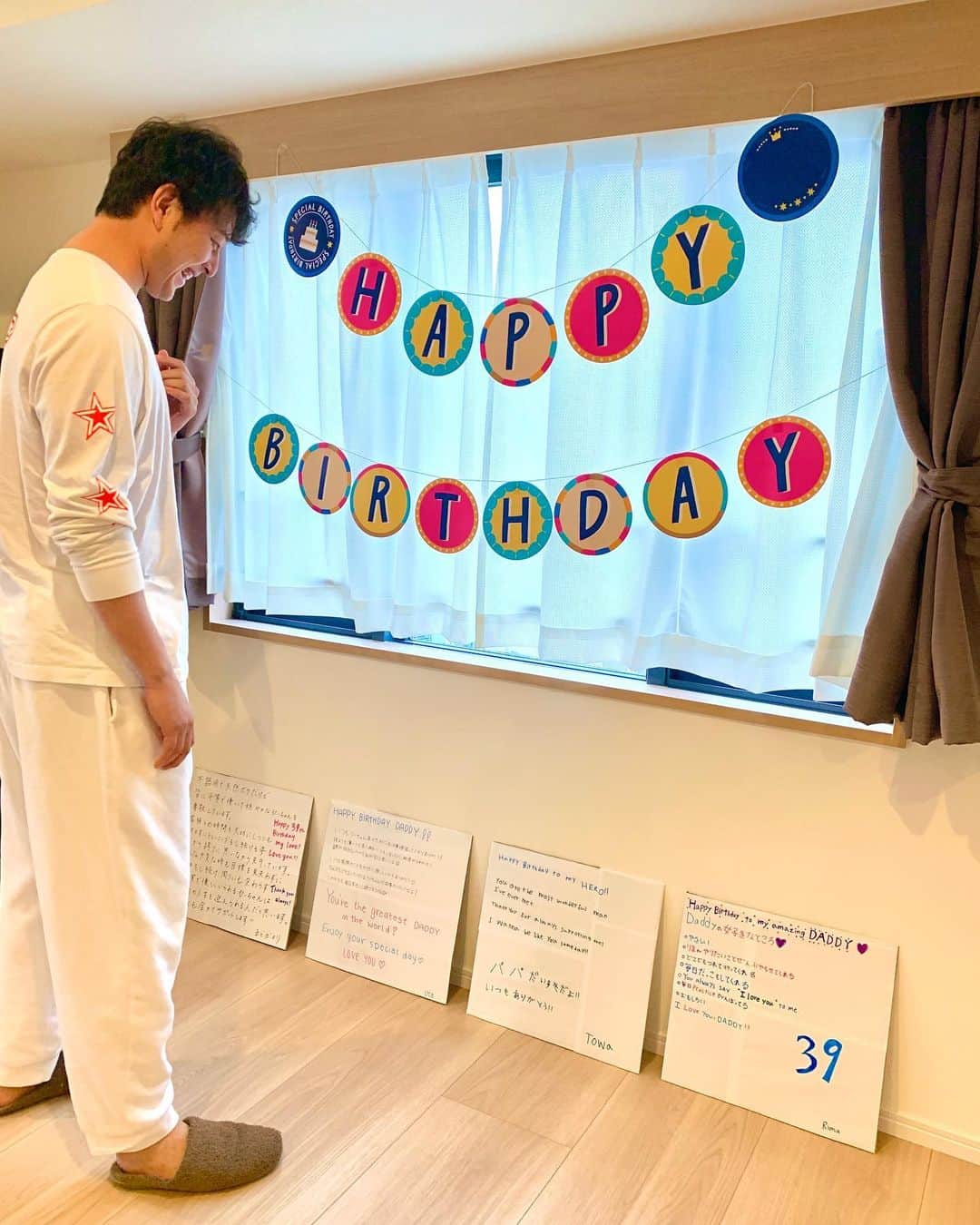岩隈久志のインスタグラム：「39歳になりました！ 自主トレから帰宅すると家族がメッセージボードを用意してお祝いしてくれました(*^^*) 感動しています。 感謝の気持ちや目標を忘れず、一人の人間として、夫、父、野球選手として頑張ります！ Thank you for the birthday wishes!」