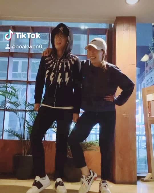 BoAのインスタグラム：「@nychoi87 나연아 ㅋㅋ 댄스플로워에선 내가 이겨 🤣🤣🤣🤣」