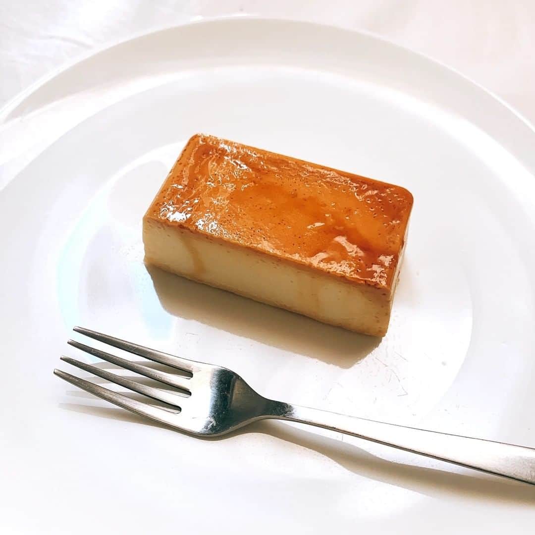 SPURさんのインスタグラム写真 - (SPURInstagram)「フォークで食べられるプリンです🍮  ずっと気になっていたセブンイレブンのイタリアンプリン。とてもしっかりとした食感とチーズの風味で、これは果たしてプリンなのだろうか🤔と一瞬悩みます。でも濃厚さと舌触りは、さすが世間を騒がせるだけあるクオリティ。カテゴライズなんてどうでもよくなる美味しさでした❤️（編集U）  #セブンイレブン #イタリアンプリン #プリン #SPUR #おやつ #SPURおやつ部 #おやつタイム #今日のおやつ #3時のおやつ #おうち時間 #おうちカフェ #spurmagazine #StayHome #StayAtHome #homesweethome」4月12日 21時00分 - spurmagazine