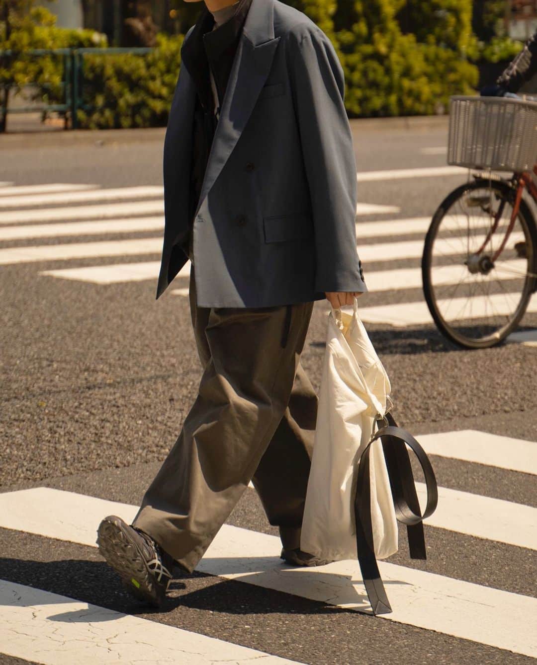 Ryoさんのインスタグラム写真 - (RyoInstagram)「ㅤㅤㅤㅤㅤㅤㅤㅤㅤㅤㅤㅤㅤ この春買ったアイテム達は、秋に存分に着てあげようと思います😌 早く好きな服着て気持ちよく出掛けたいですね☺️ ㅤㅤㅤㅤㅤㅤㅤㅤㅤㅤㅤㅤㅤ -Brand- jacket:#yoketokyo vest:#ssstein tee:#ssstein pants:#studionicholson shoes:#asics bag:#oamc ㅤㅤㅤㅤㅤㅤㅤㅤㅤㅤㅤㅤㅤ」4月12日 21時00分 - ryo__takashima