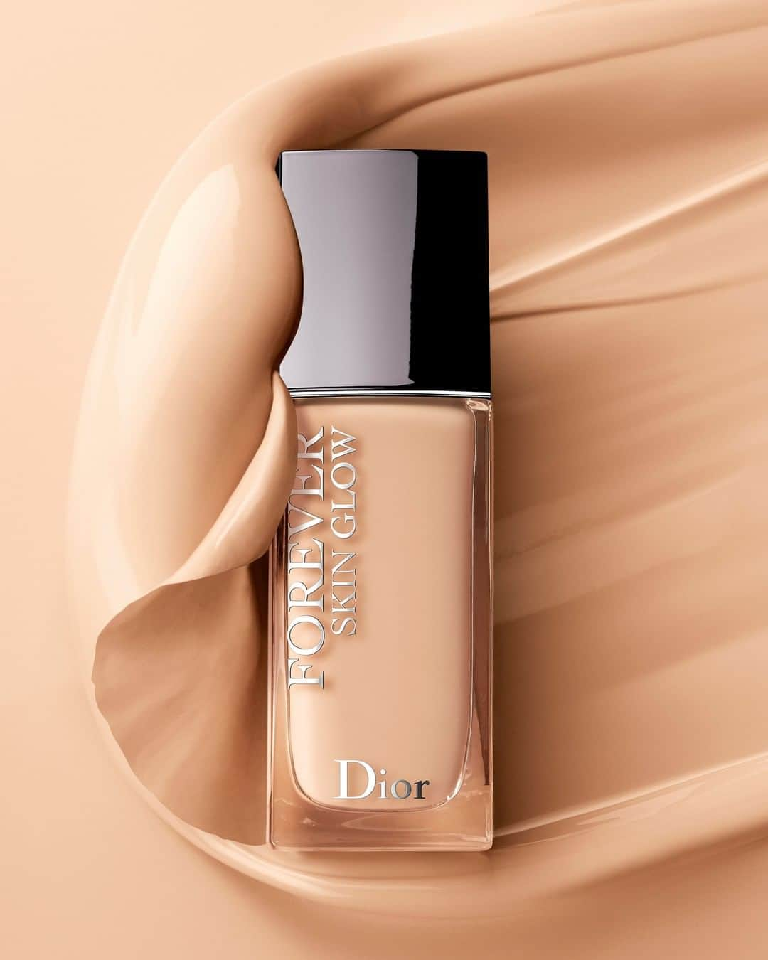 クリスチャンディオールさんのインスタグラム写真 - (クリスチャンディオールInstagram)「Today, take some time for yourself and achieve a perfect, flawless complexion routine while caring for your skin with your best ally: Dior Forever! Start by applying the skincare enriched Dior Forever foundation all over the face. Then, conceal and perfect your skin with the Dior Forever Concealer! • DIOR FOREVER SKIN GLOW 2W DIOR FOREVER SKIN CORRECT 2W • #StaySafe #DiorStandsWithYou #diormakeup #diorforever @diormakeup」4月12日 21時00分 - dior