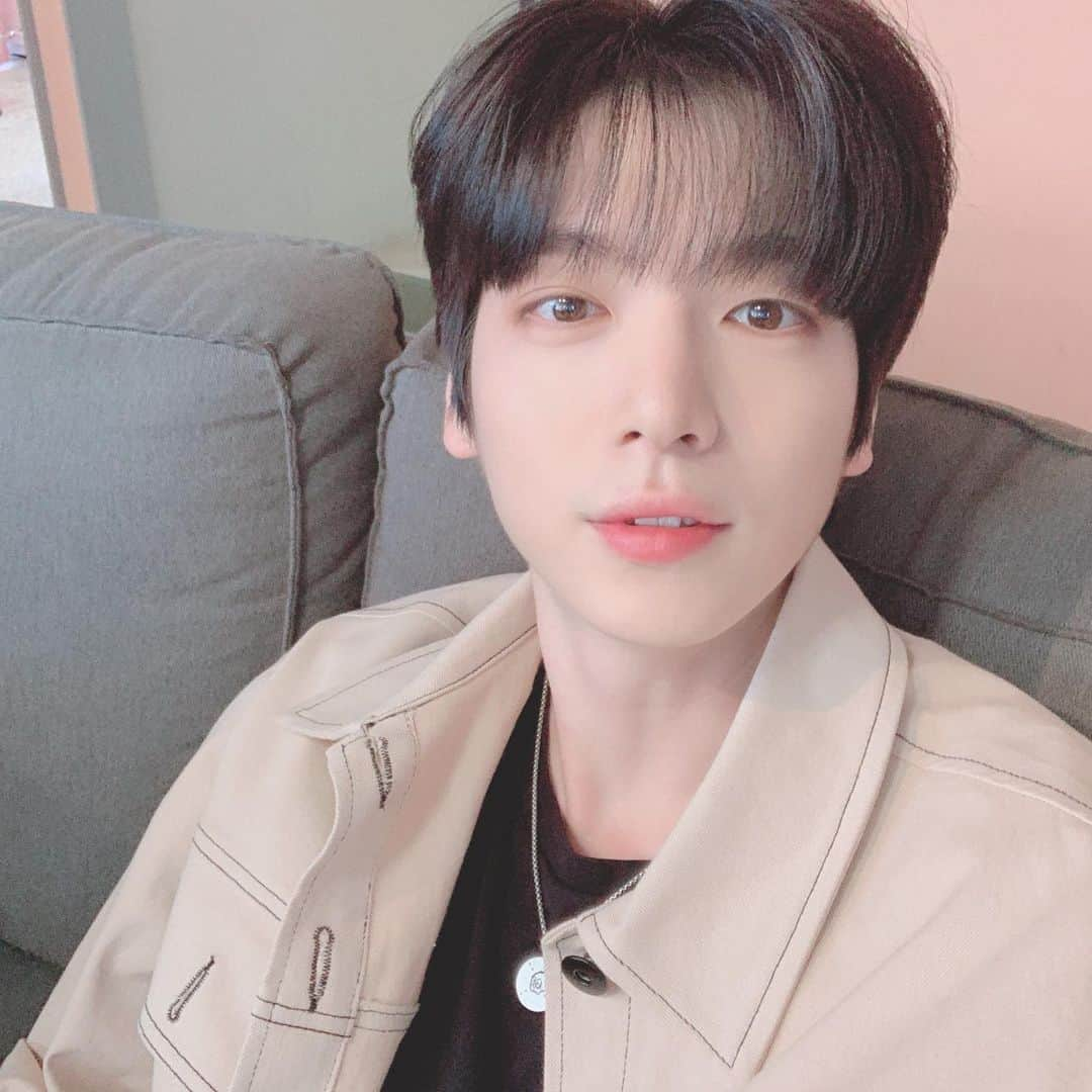 IN2ITさんのインスタグラム写真 - (IN2ITInstagram)「우리 인투유~~🙈 900일 동안 정말 고마웠어요🥳 앞으로 9000 90000 900000 일까지도 함께 해줄거죠~~?🥰🥰🥰🥰 사랑해요♥️🌸 ㅤㅤ  ㅤㅤ  #인투잇 #인투유 #지안 #연태 #인호 #현욱 #아이젝 #인표 #IN2IT #IN2U #Jiahn #Yeontae #Inho #Hyunuk #Isaac #Inpyo #해피인투잇900데이 #HappyIN2IT900thDay #인투유 #항상고마워요 #ThankYouAlwaysIN2U」4月12日 21時01分 - official_in2it