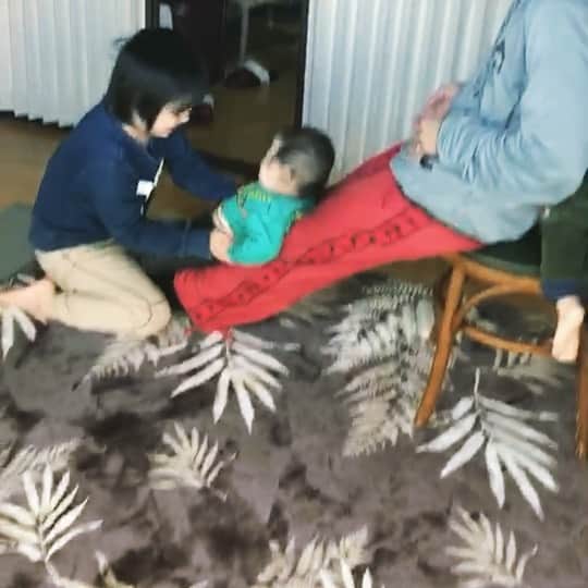 吉田ヒトシのインスタグラム：「先日、すべり台デビューしました。  階段がないから手が疲れます。  #おうちで過ごそう #人間すべり台 #吉田ヒトシ #四児のパパ」