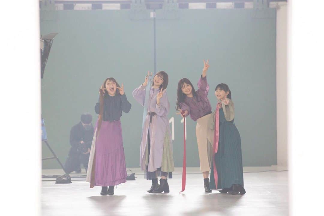 松岡菜摘のインスタグラム：「. . 楽しそうな４人☺︎ . 左右の白いのは扉 この間を走り抜けるシーンでした . #さんひくに」
